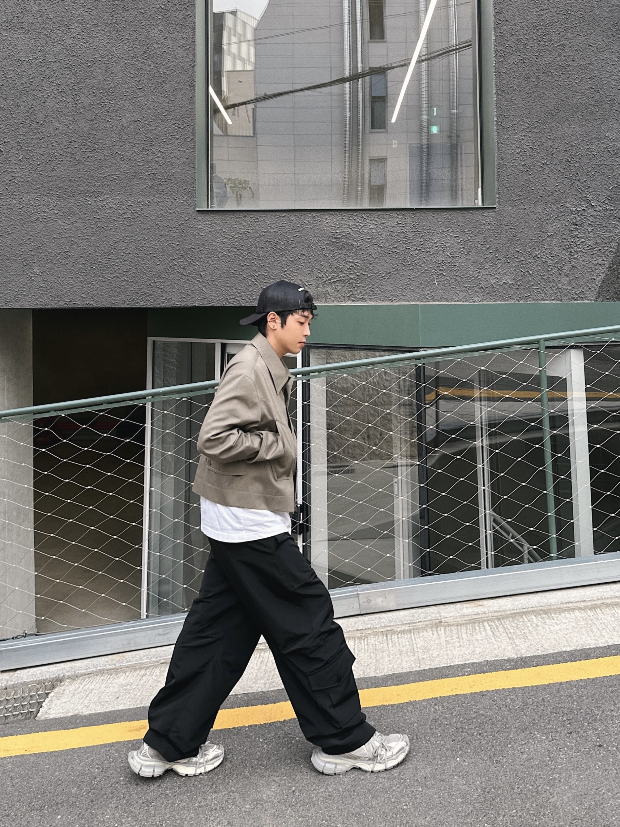 Balenciaga 3XL Sneakers Light Beige 착용 스타일 - 1