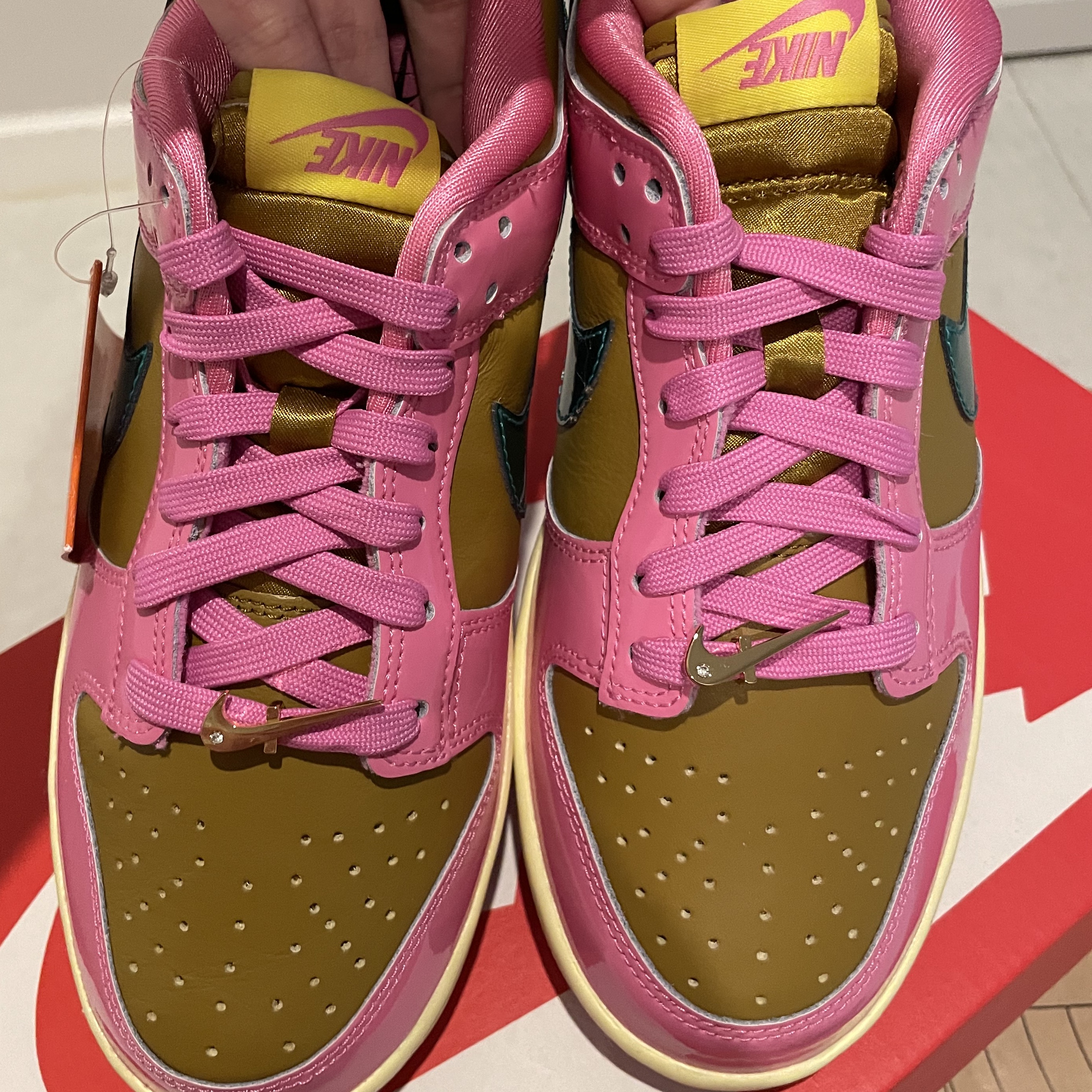 (W) Nike x Parris Goebel Dunk Low Playful Pink Bronzine 착용 스타일 - 1