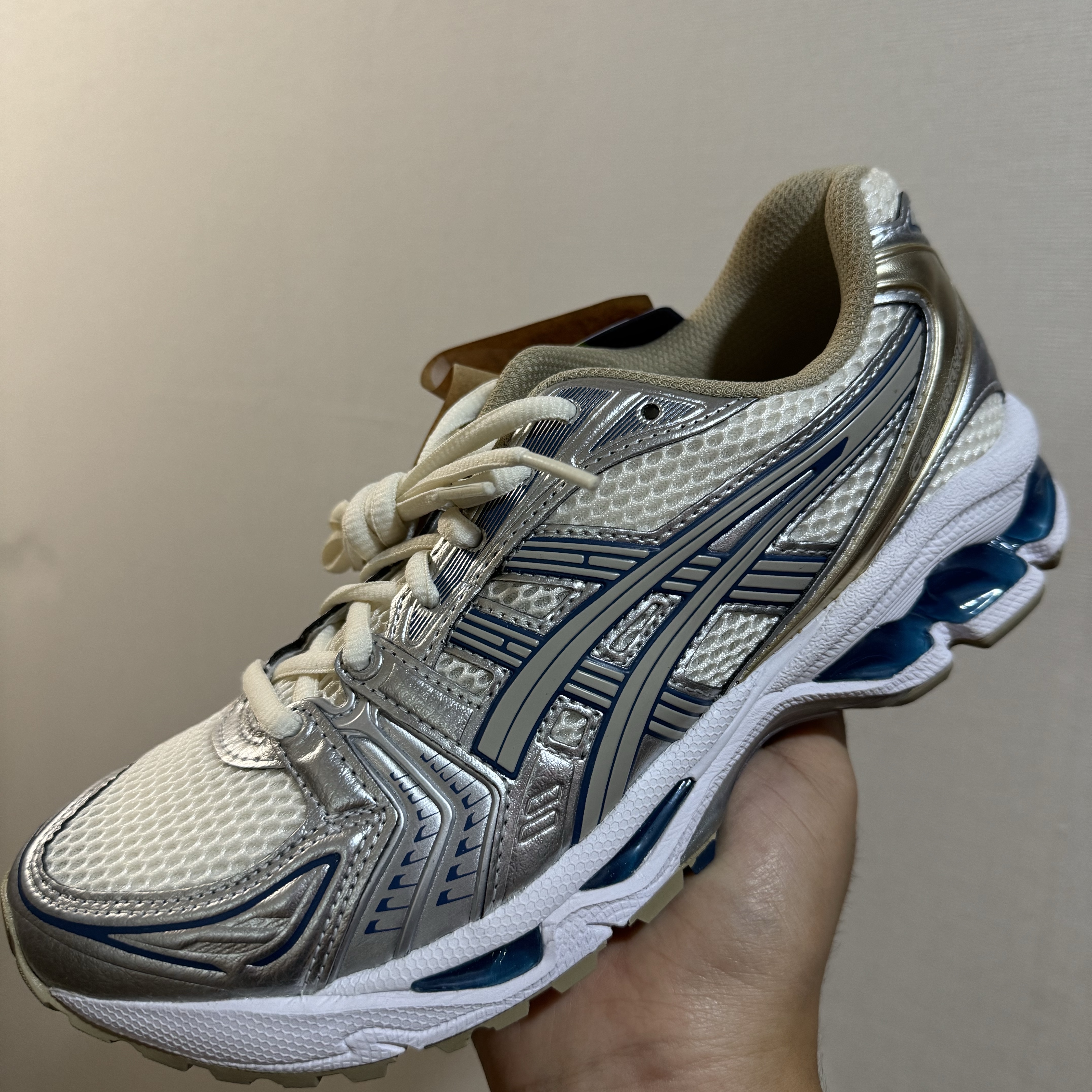Asics Gel-Kayano 14 Cream Pure Silver 착용 스타일