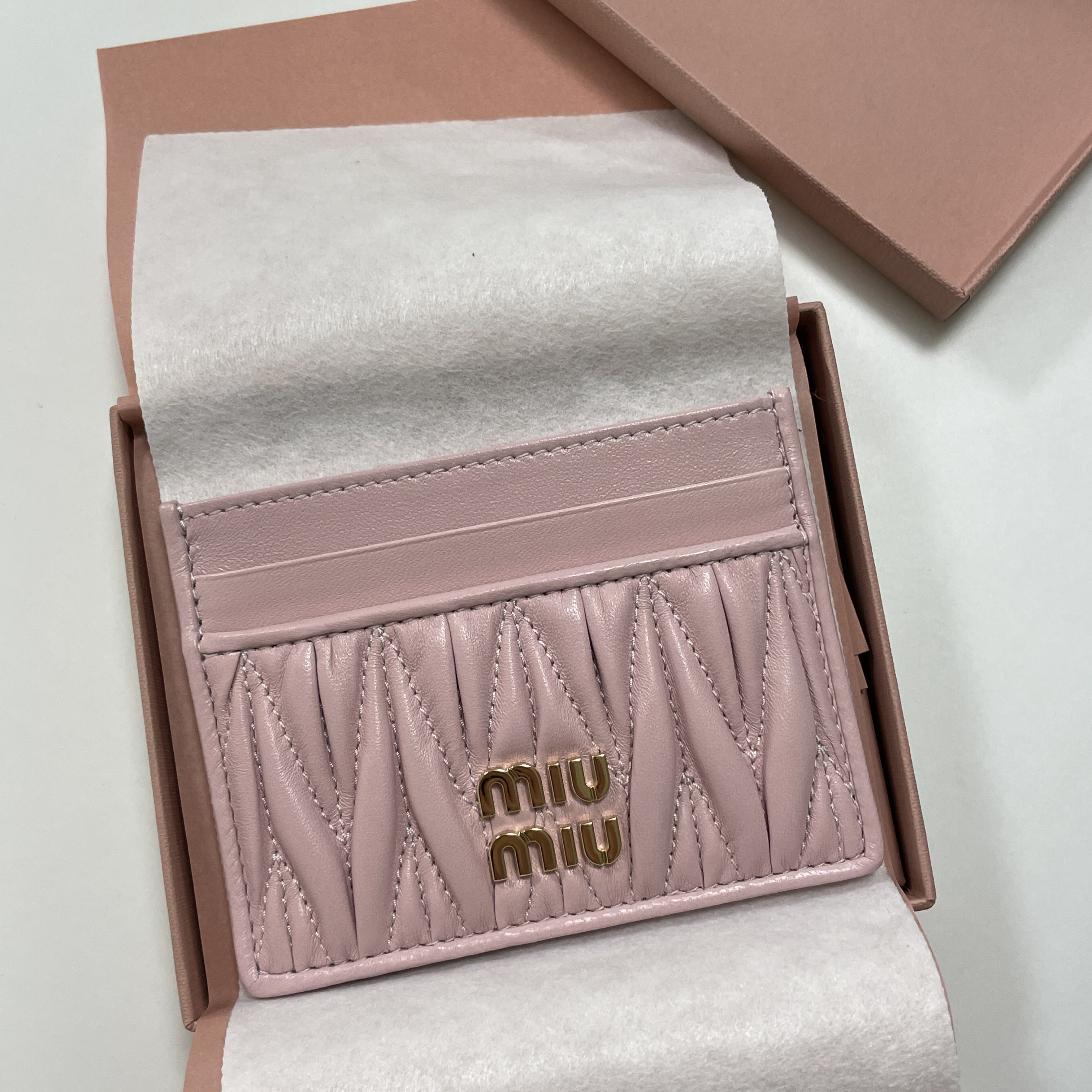 Miu Miu Matelasse Nappa Leather Card Holder Alabaster Pink 착용 스타일