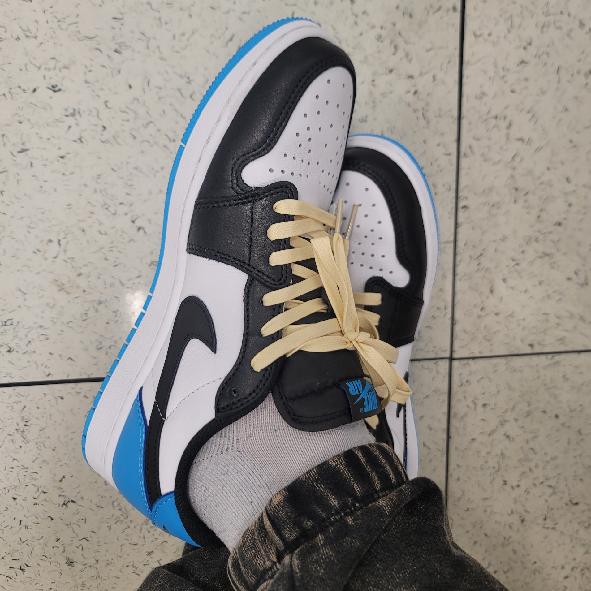 Jordan 1 Retro Low OG Black and Dark Powder Blue 착용 스타일