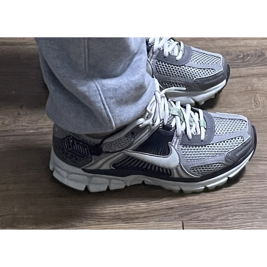 (W) Nike Zoom Vomero 5 Cobblestone and Flat Pewter 착용 스타일 - 2