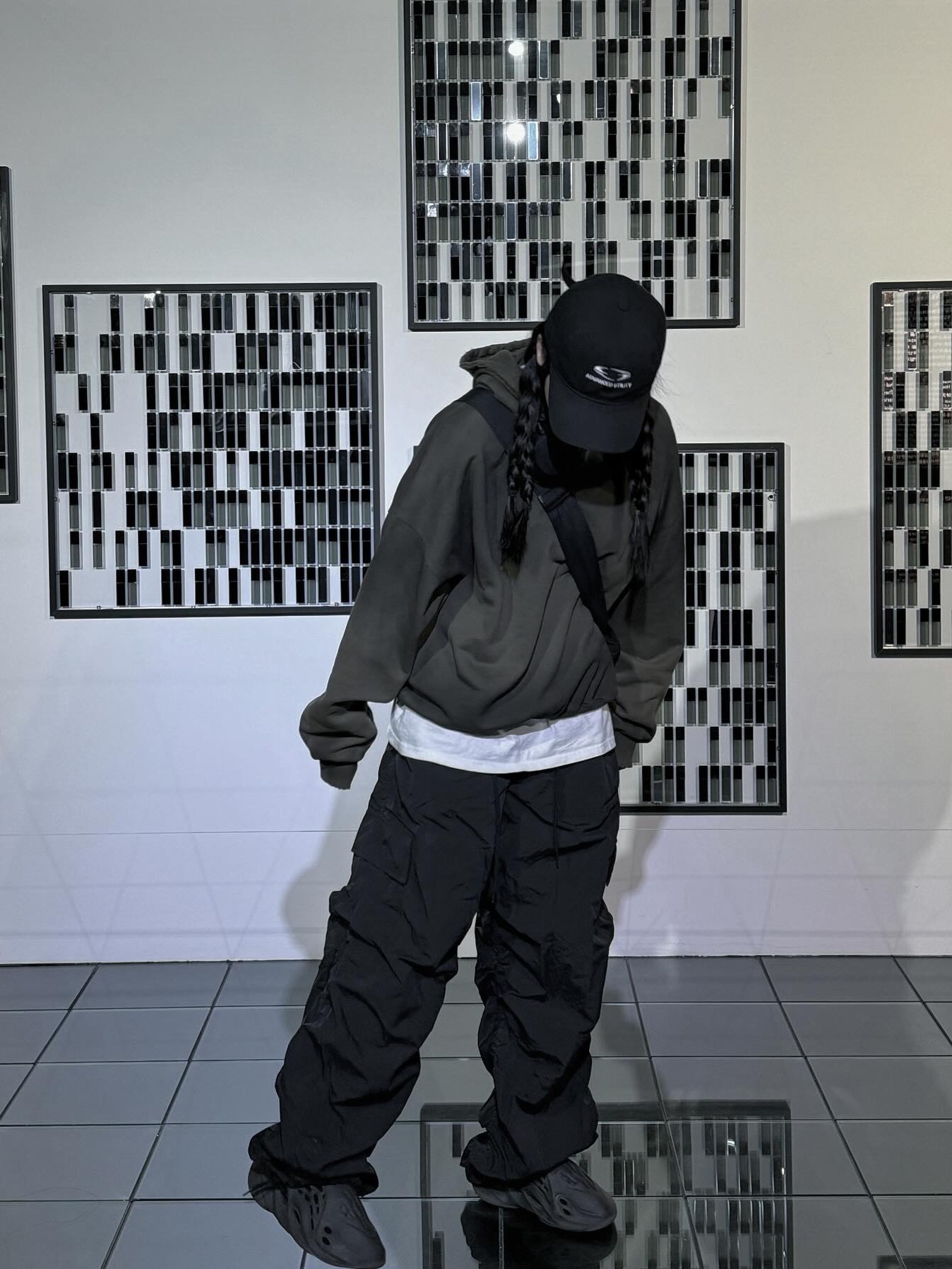 Adidas Yeezy Foam RNNR Onyx 착용 스타일 - 2