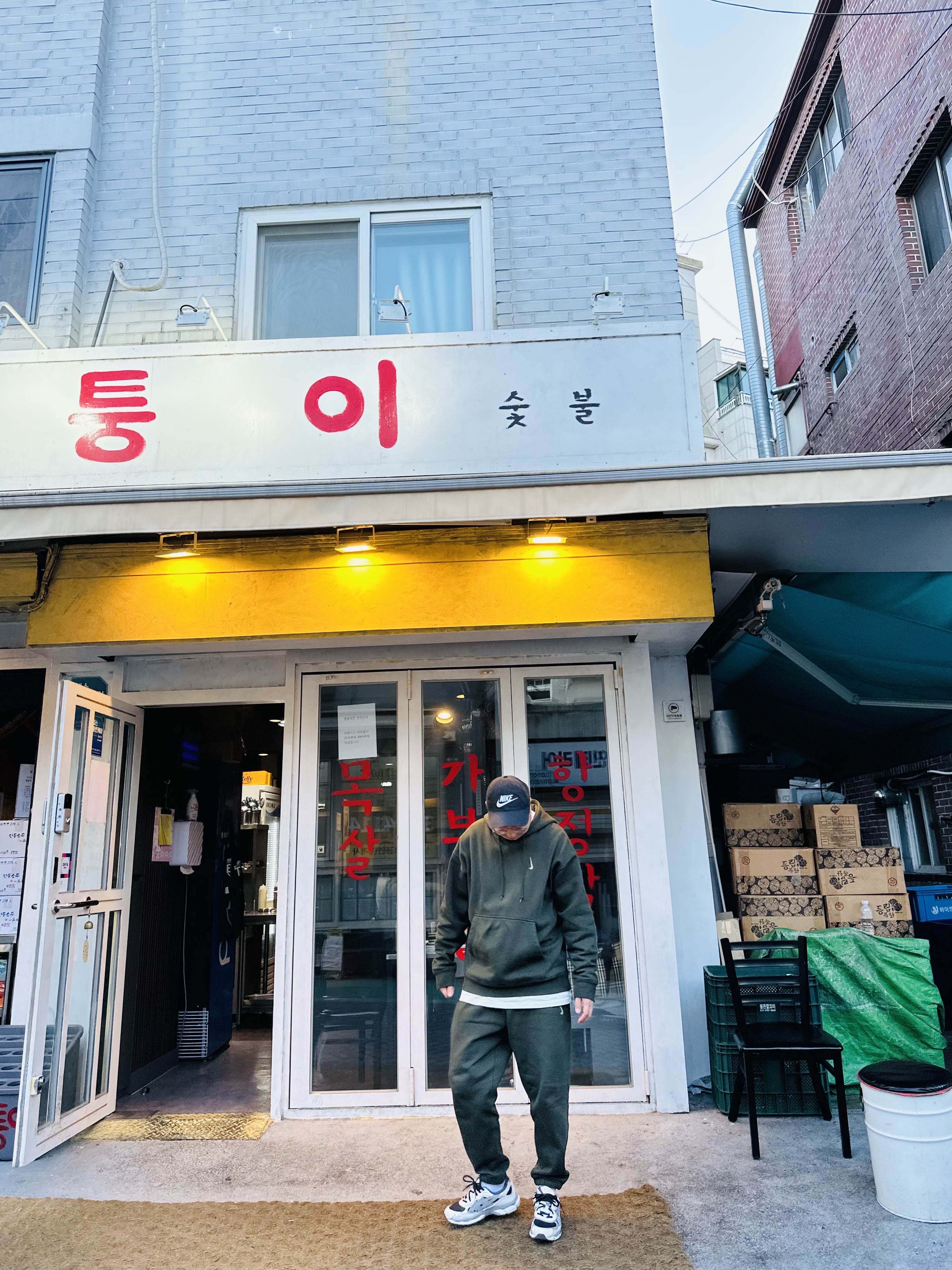 Nike Heritage 86 Futura Washed Cap Black White, Nike x Billie Eilish NRG Fleece Hoodie Sequoia - US/EU 착용 스타일 - 3