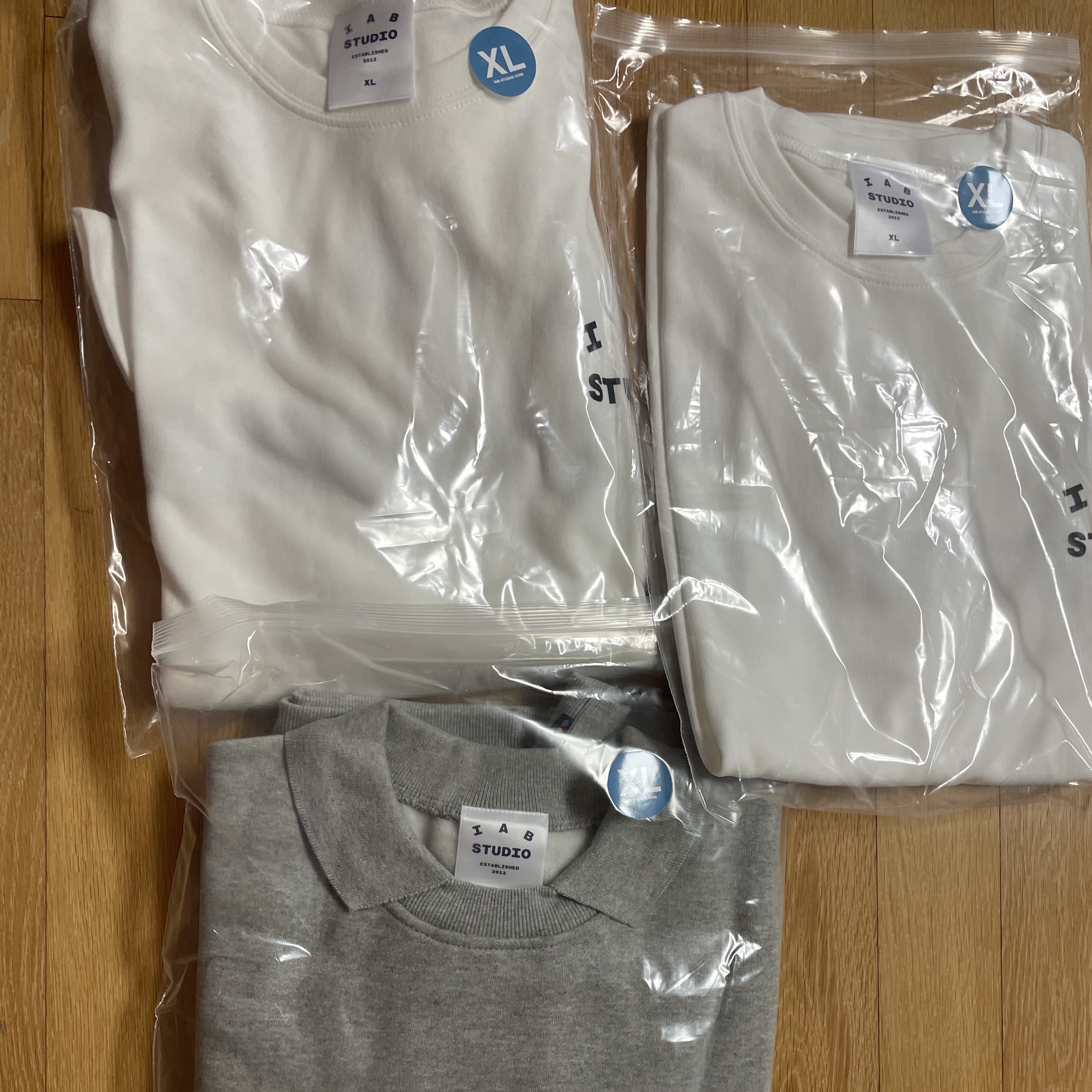 IAB Studio Rugby Sweatshirt Gray - 23FW, IAB Studio T-Shirt White - 23FW 착용 스타일