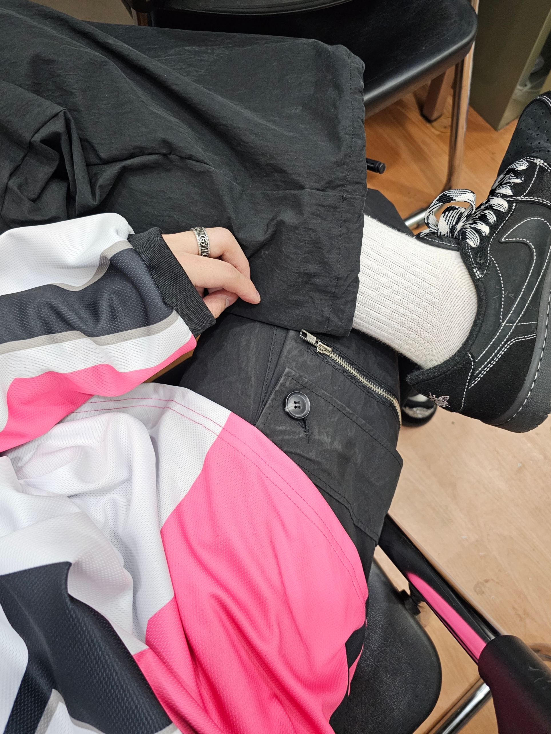 Jordan 1 x Travis Scott Retro Low OG SP Black Phantom, Gucci Ring with Double G Silver 착용 스타일