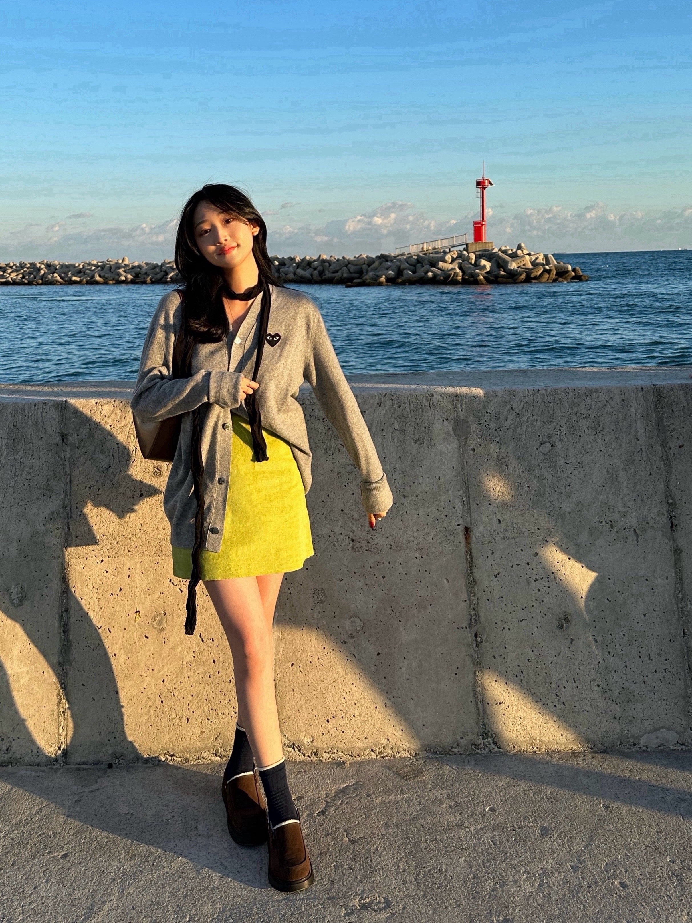 Play Comme des Garcons Black Heart Knit Cardigan Grey 착용 스타일 - 1