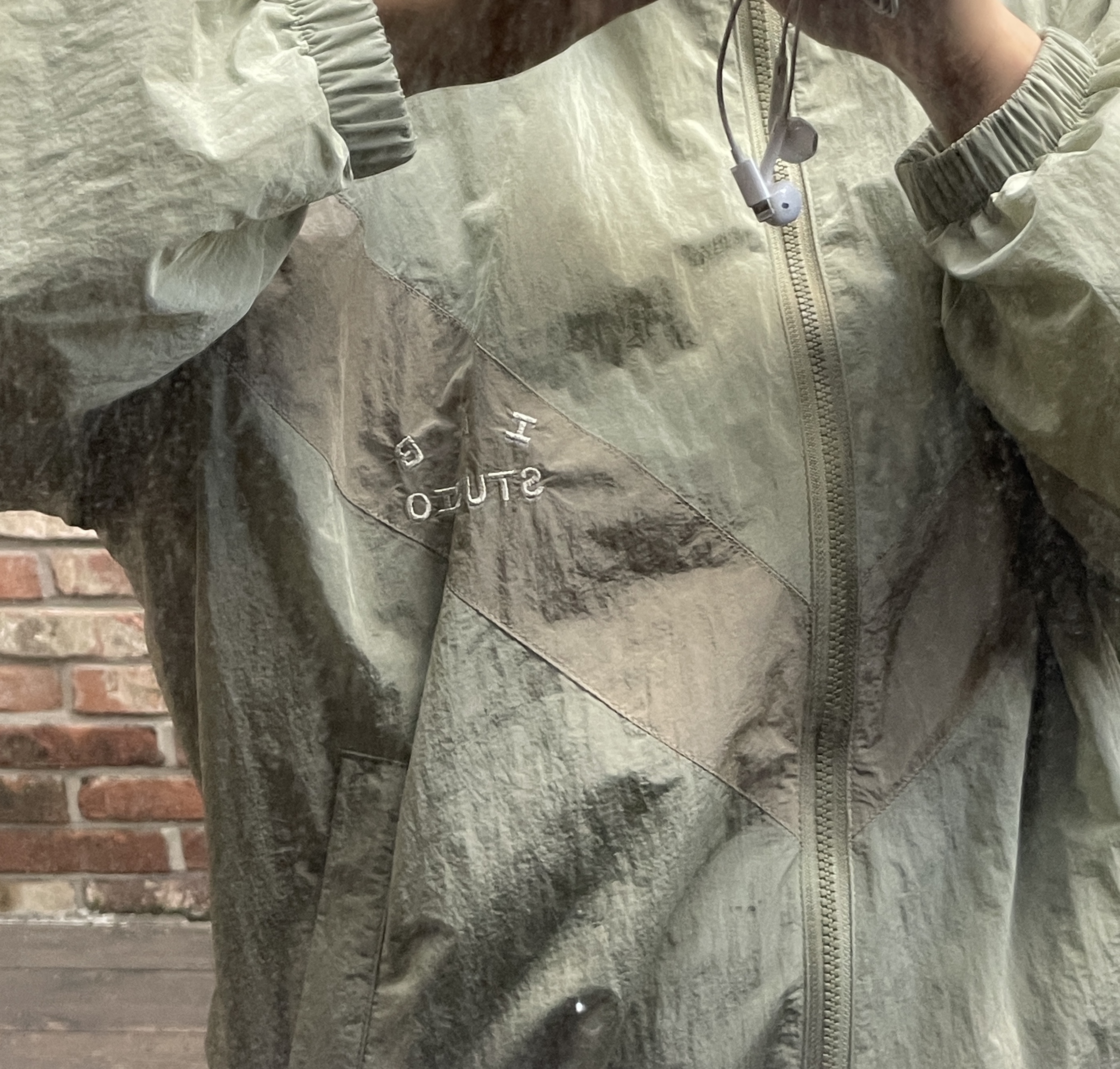 IAB Studio x D.P. Track Top Tea Green Mud 착용 스타일