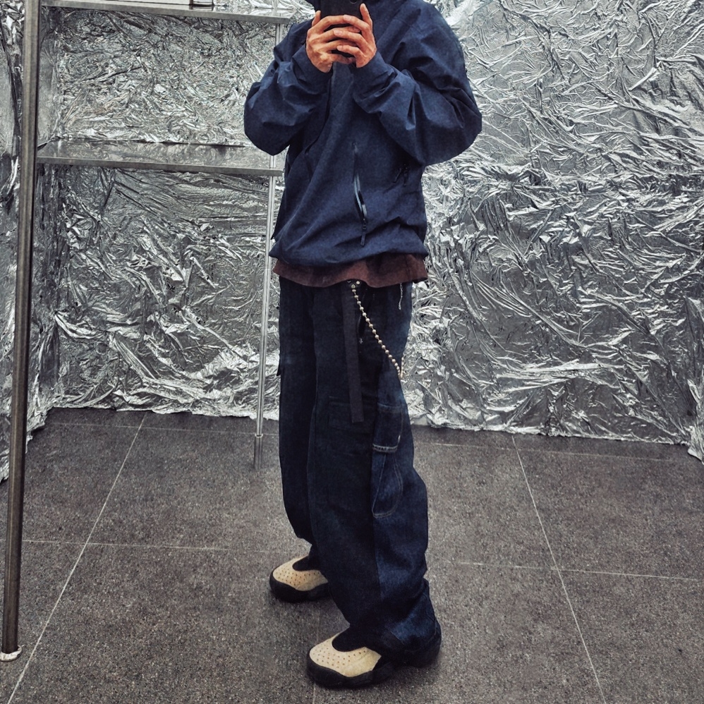 Arc'teryx Beta LT Jacket Black Sapphire, Oakley Factory Team x Brain Dead Flesh Sandal Sand Blue 착용 스타일 - 1