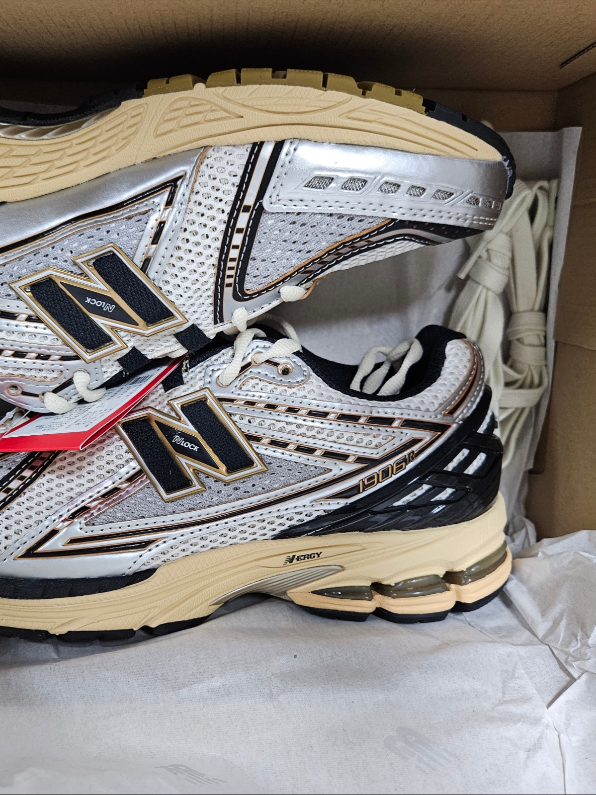 New Balance 1906R Vintage Grey Metallic Silver 착용 스타일 - 5