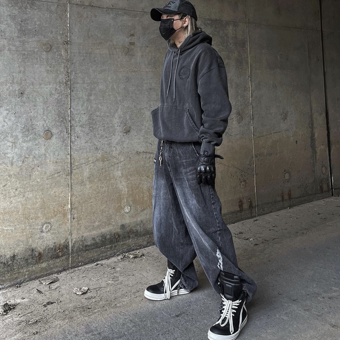 Rick Owens Geobasket Full Grain Calf Leather Strobe Sneakers Black Milk White 착용 스타일 - 5