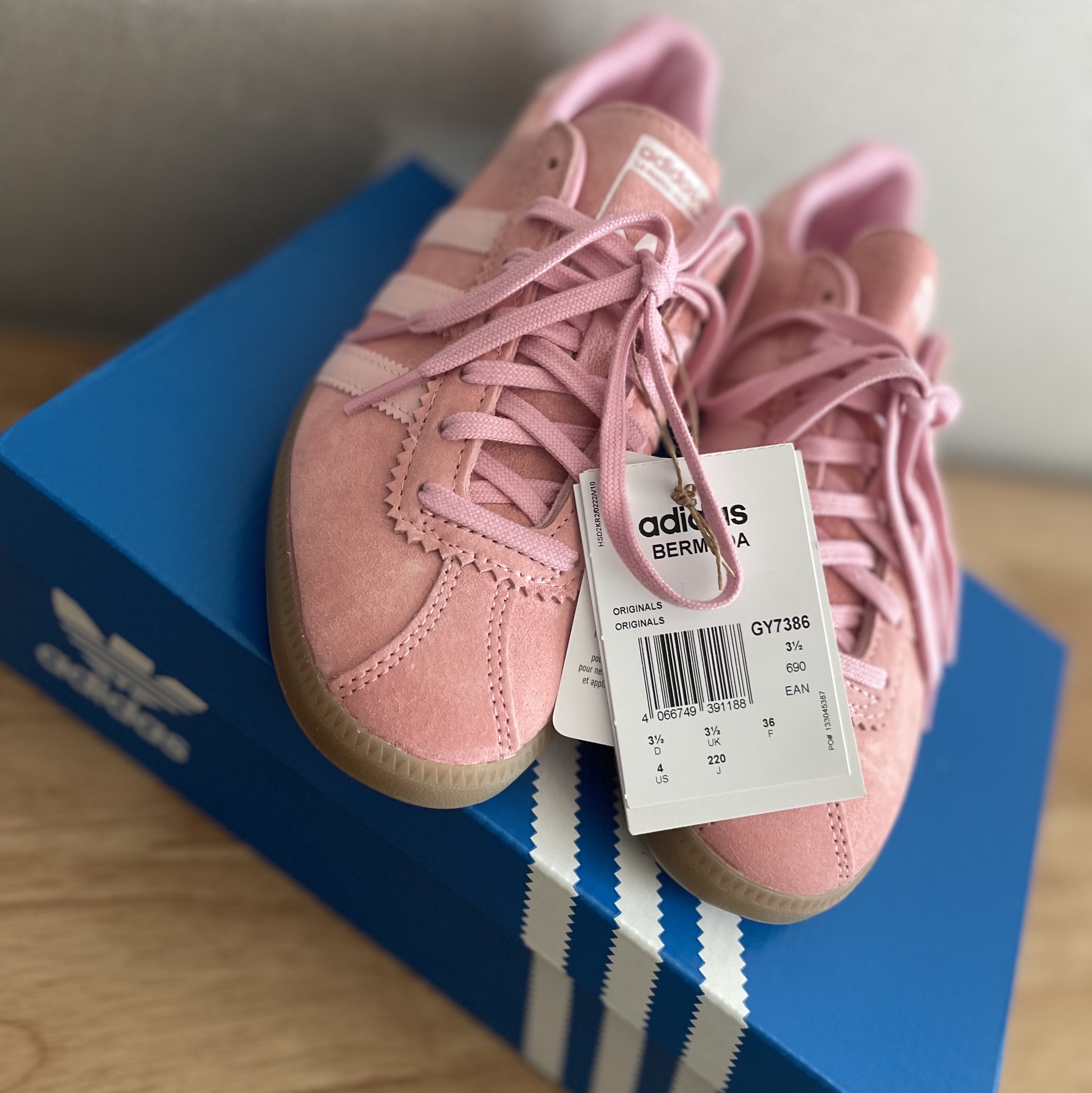 Adidas Bermuda Glow Pink 착용 스타일 - 1
