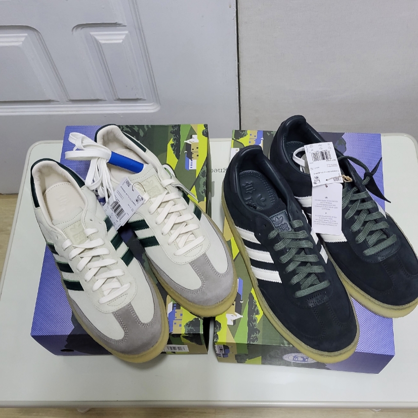 Adidas x Clarks x Ronnie Fieg 8th Street Samba Shadow Green, Adidas x Clarks x Ronnie Fieg 8th Street Samba Chalk White Green 착용 스타일 - 1