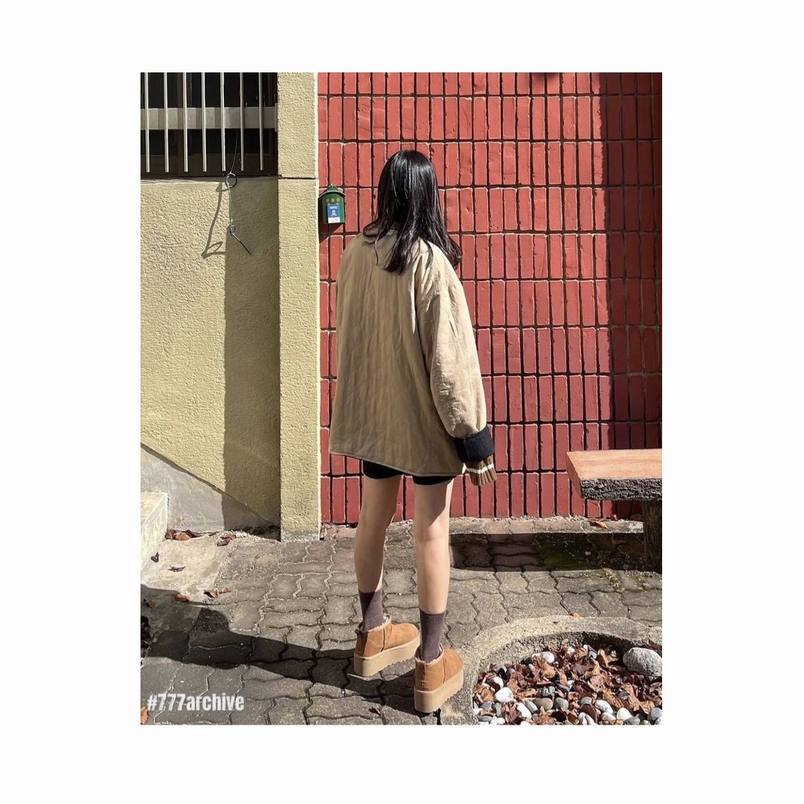 (W) UGG Classic Ultra Mini Platform Boots Chestnut 착용 스타일 - 3