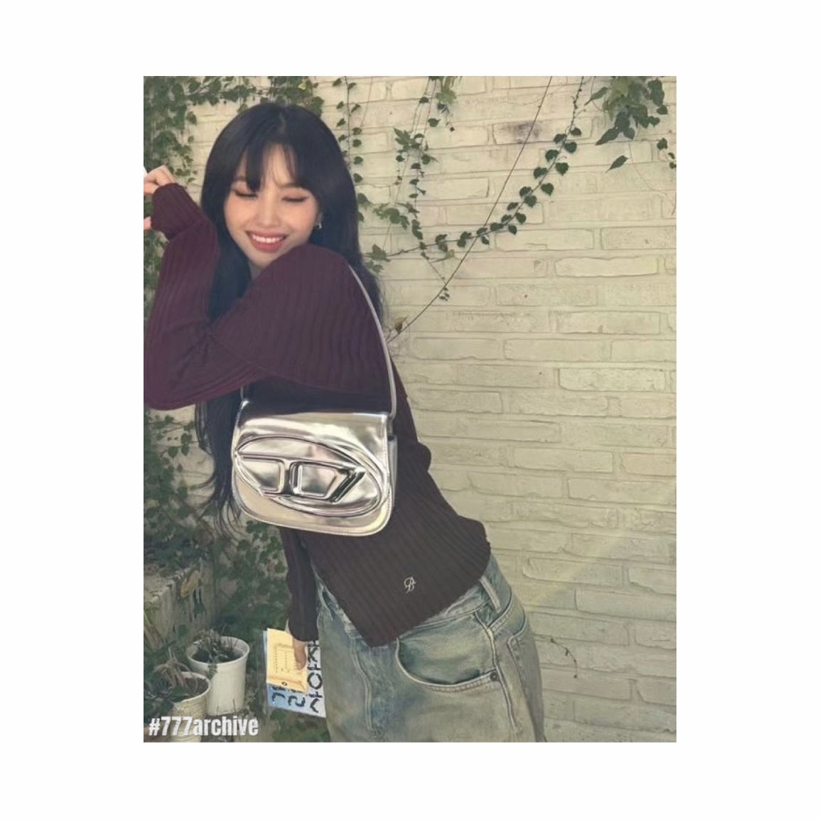 Diesel 1DR Shoulder Bag in Mirrored Leather Silver 착용 스타일 - 1