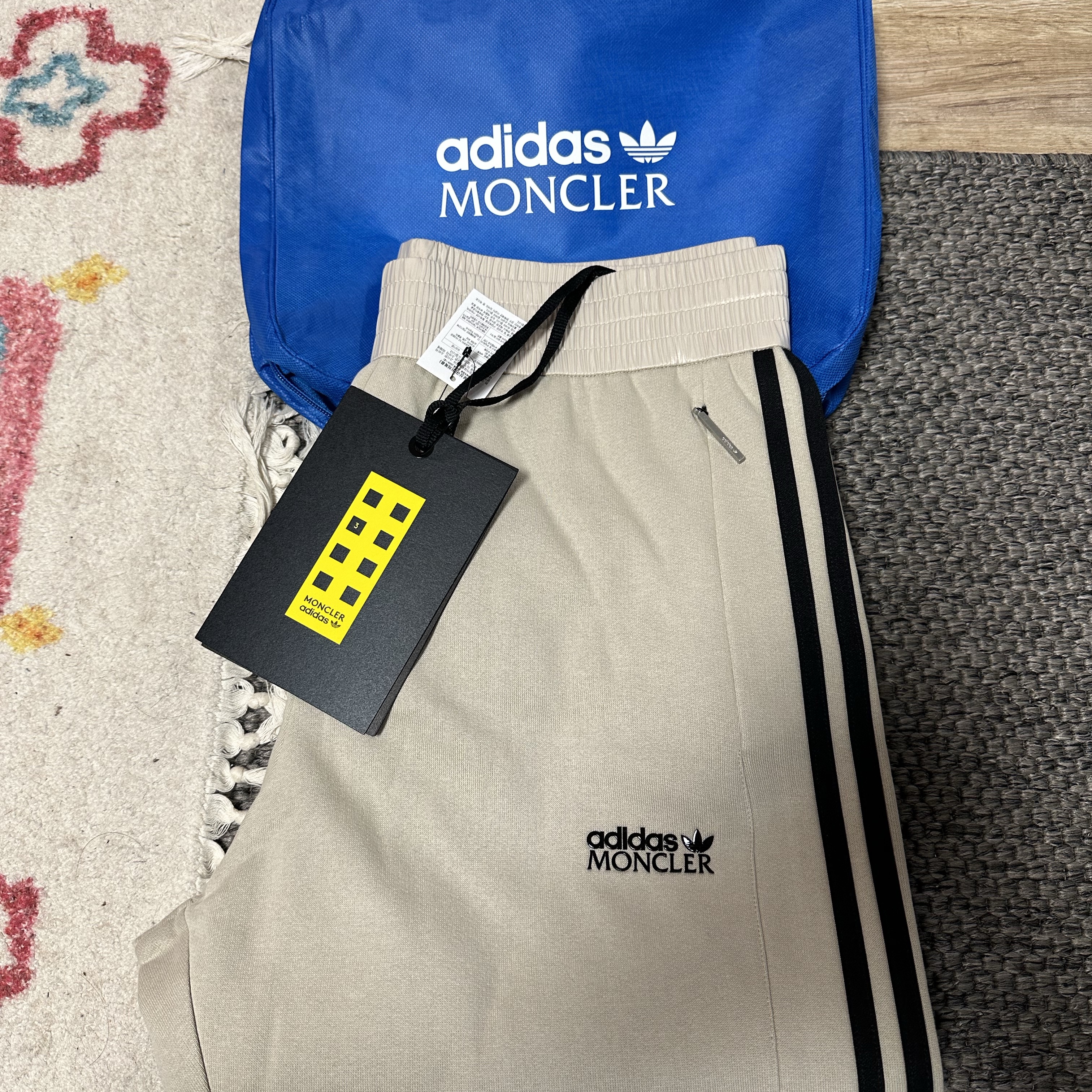 Moncler x Adidas Fleece Sweatpants Light Grey - 23FW 착용 스타일 - 3