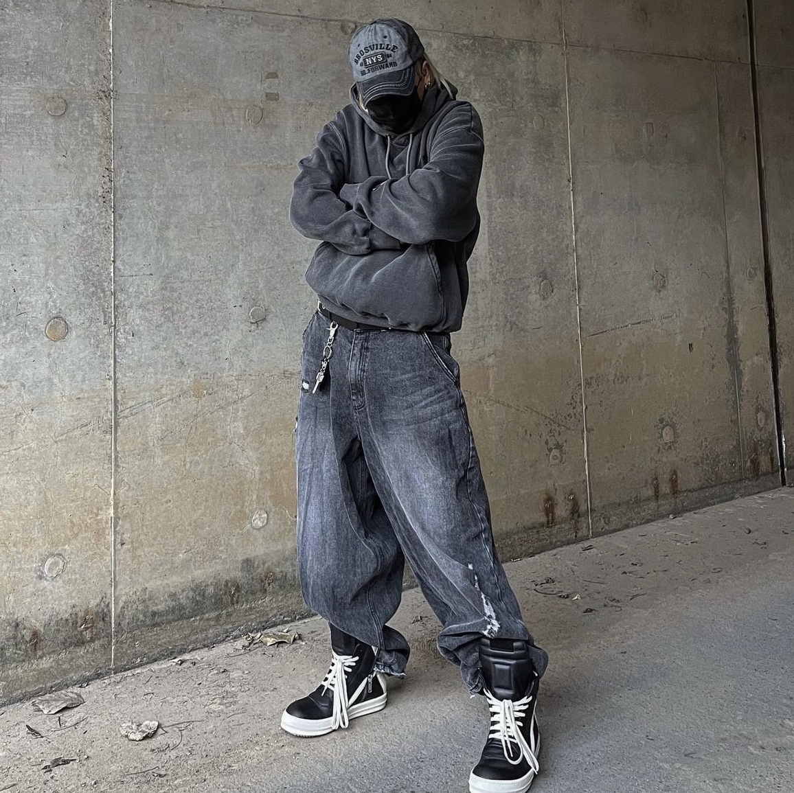 Rick Owens Geobasket Full Grain Calf Leather Strobe Sneakers Black Milk White 착용 스타일 - 1