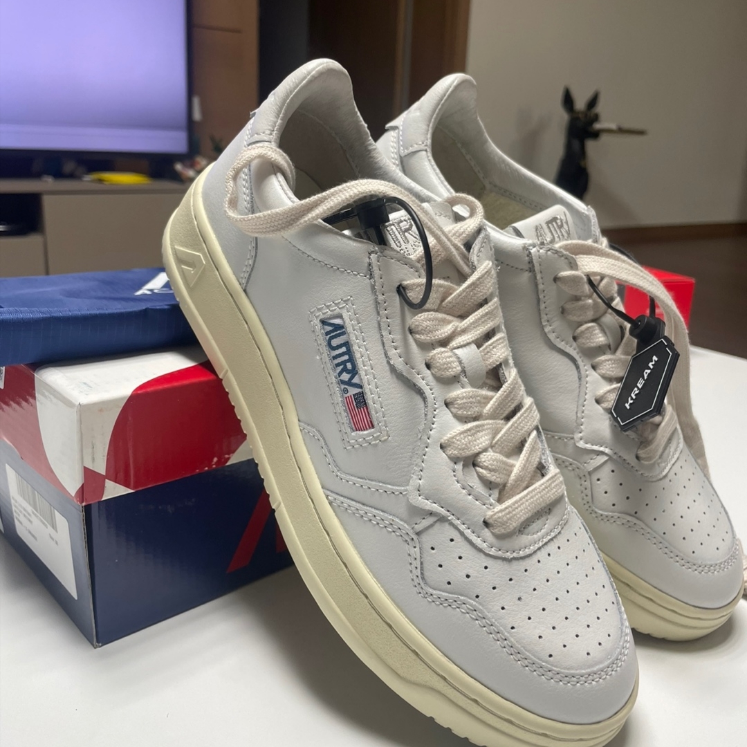 (W) Autry Medalist Low Leather Sneakers White 착용 스타일
