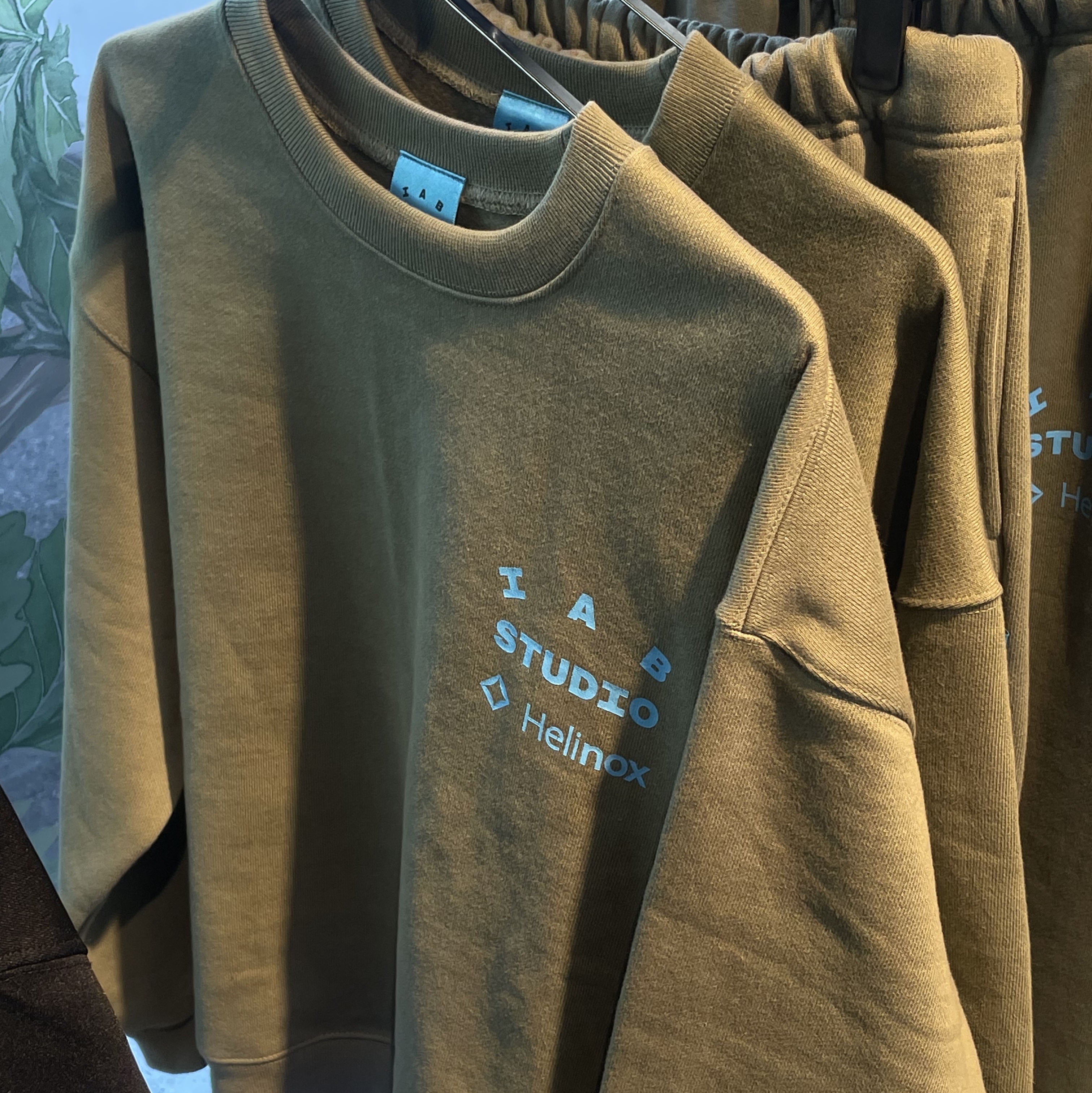 IAB Studio x Helinox Sweatshirt Leaf Green 착용 스타일