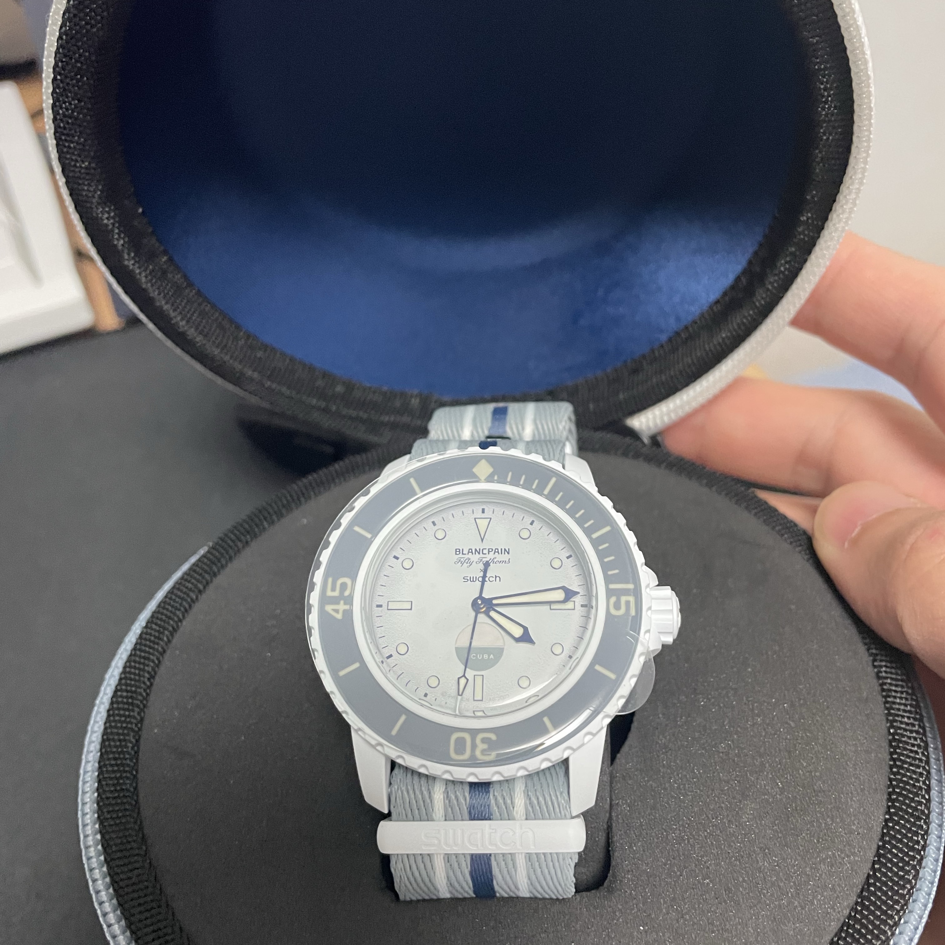 Swatch x Blancpain Bioceramic Antarctic Ocean 착용 스타일 - 1