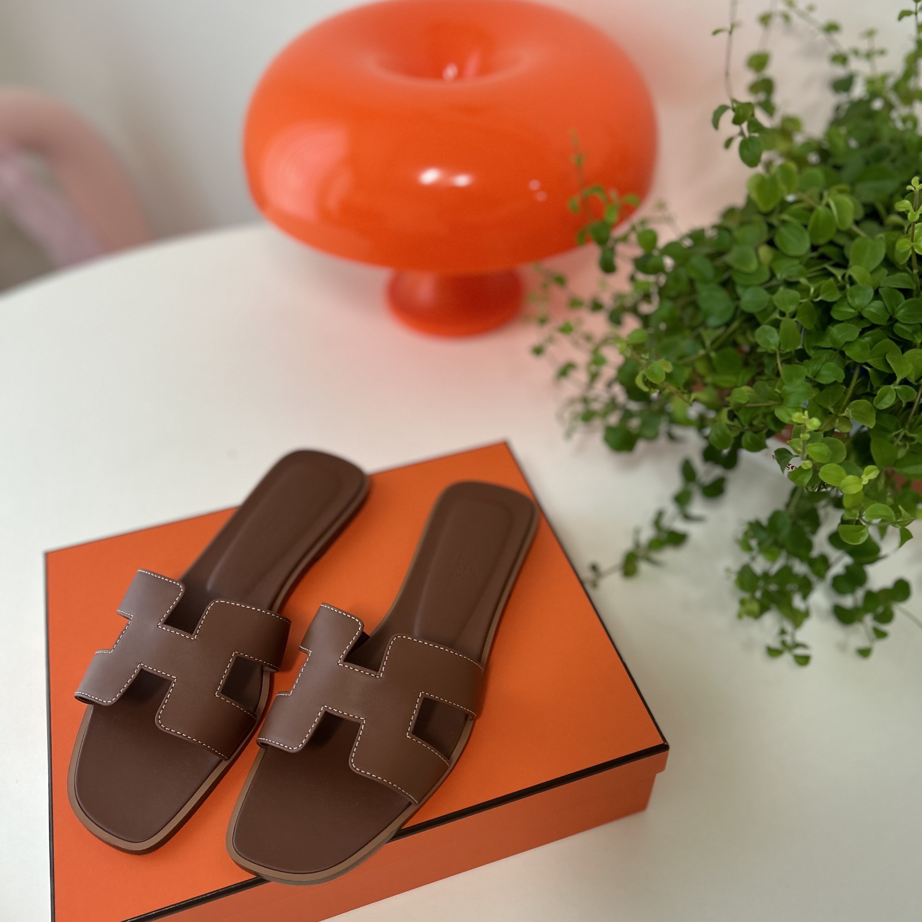 (W) Hermes Oran Sandal Calfskin & Gold Piqures Ecrues 착용 스타일