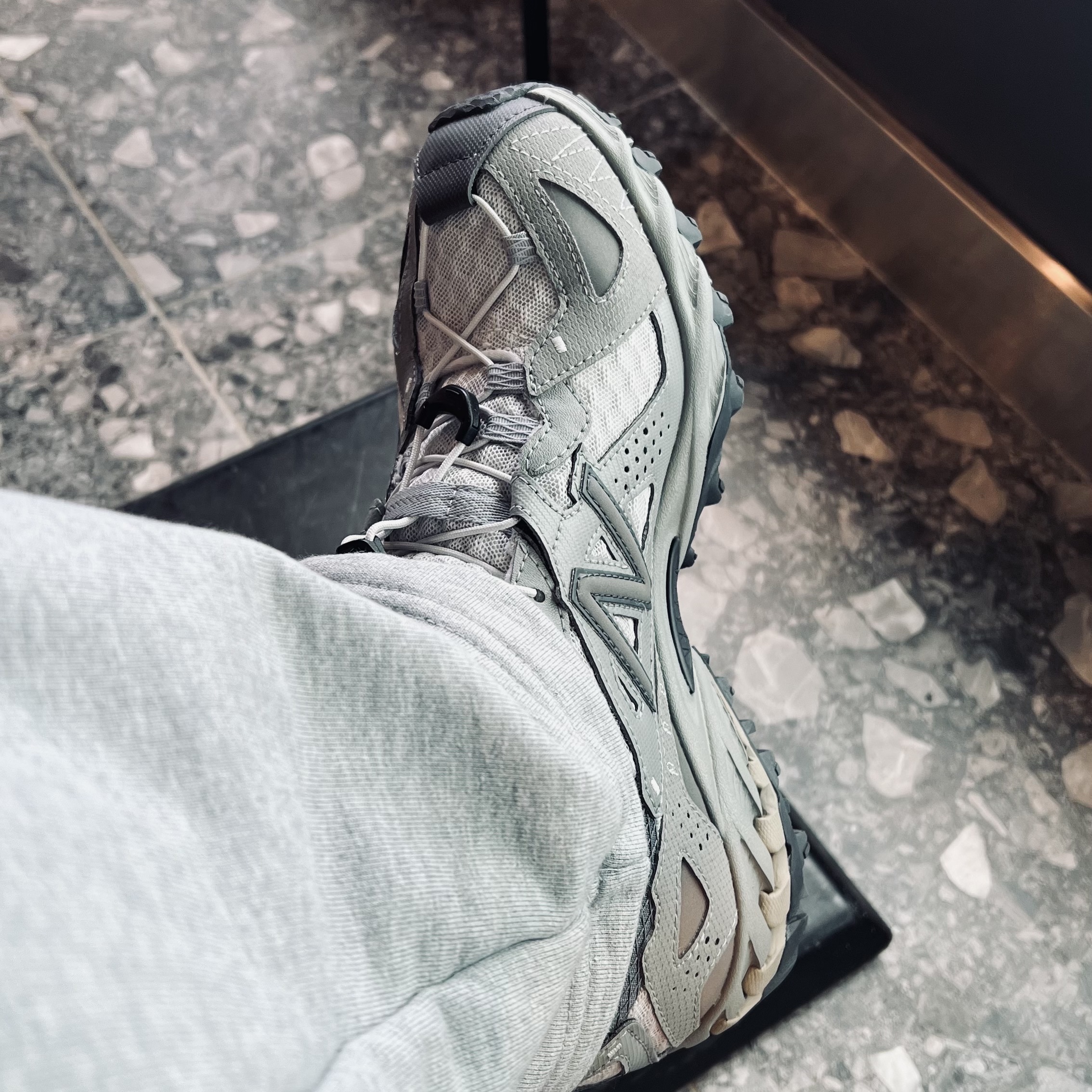 New Balance ML610Xv1 Team Away Grey 착용 스타일