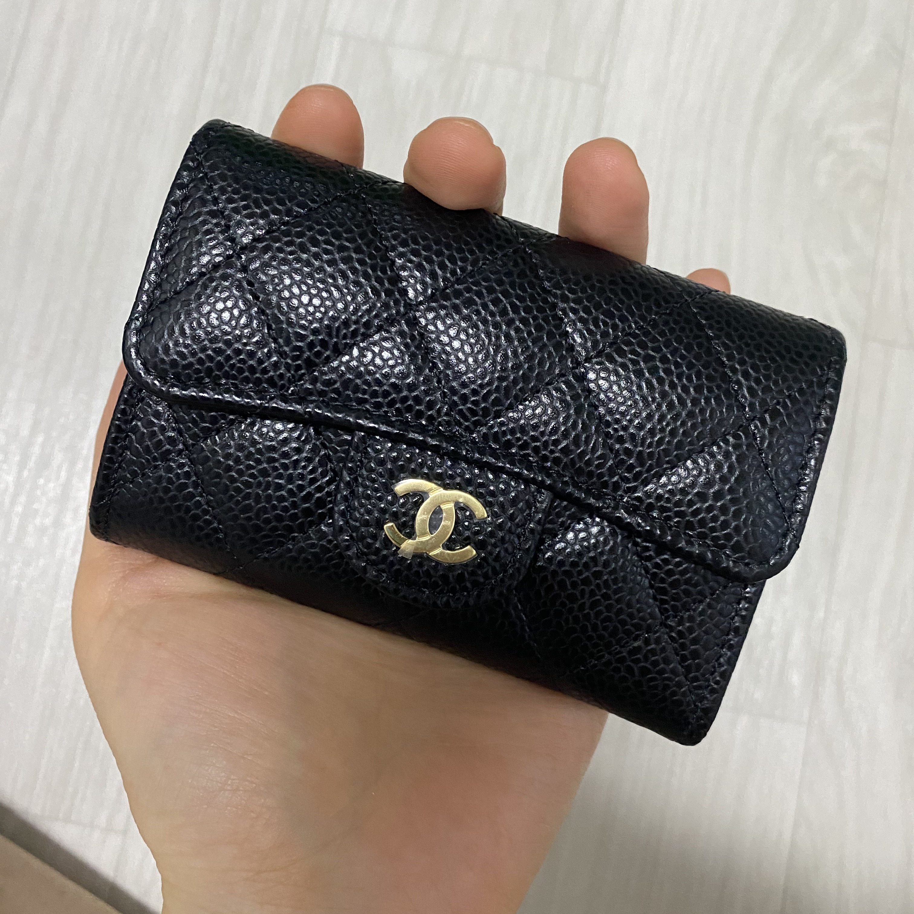 Chanel Classic Card Holder Grained Calfskin & Gold Black 착용 스타일