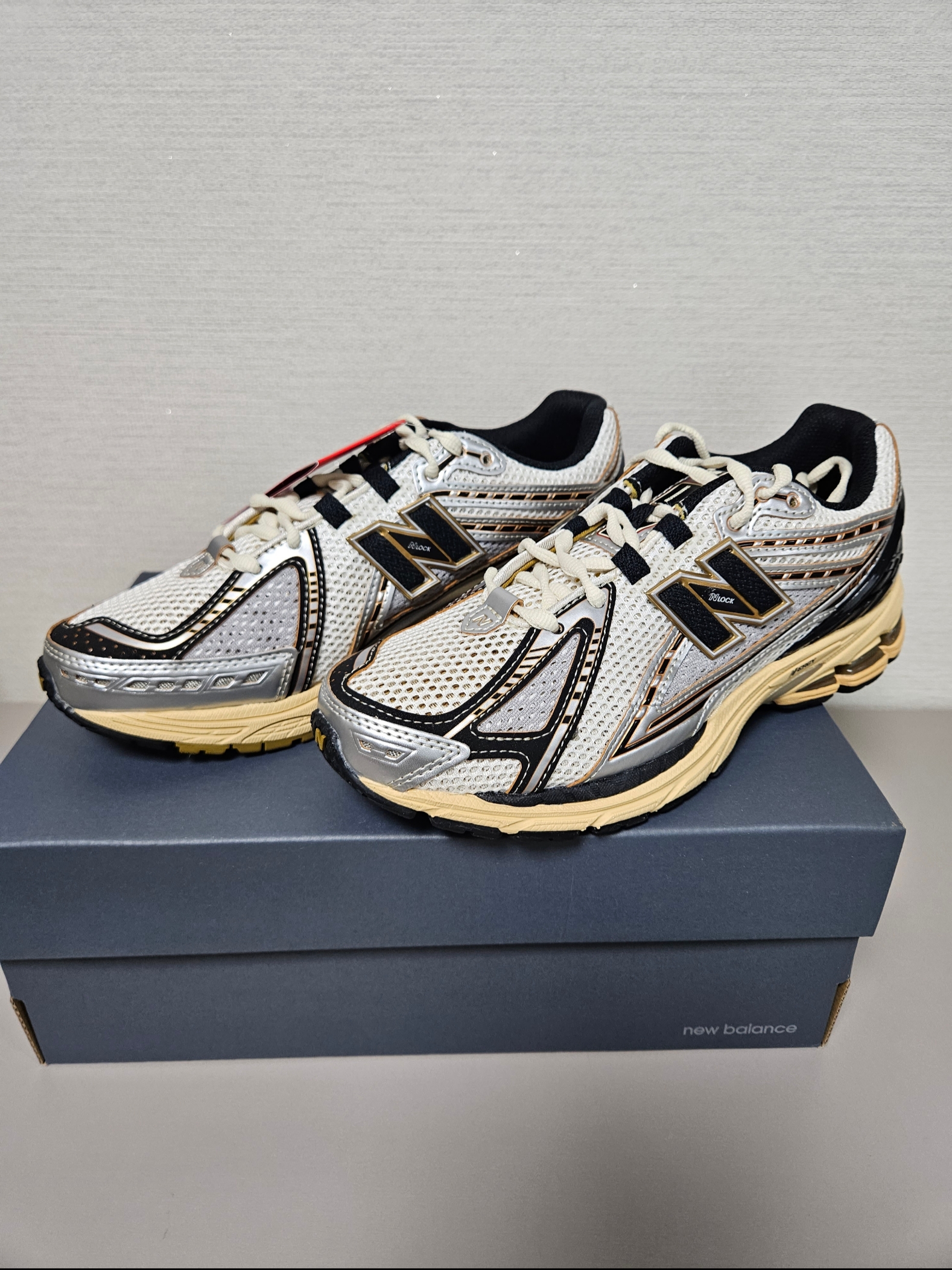 New Balance 1906R Vintage Grey Metallic Silver 착용 스타일 - 2