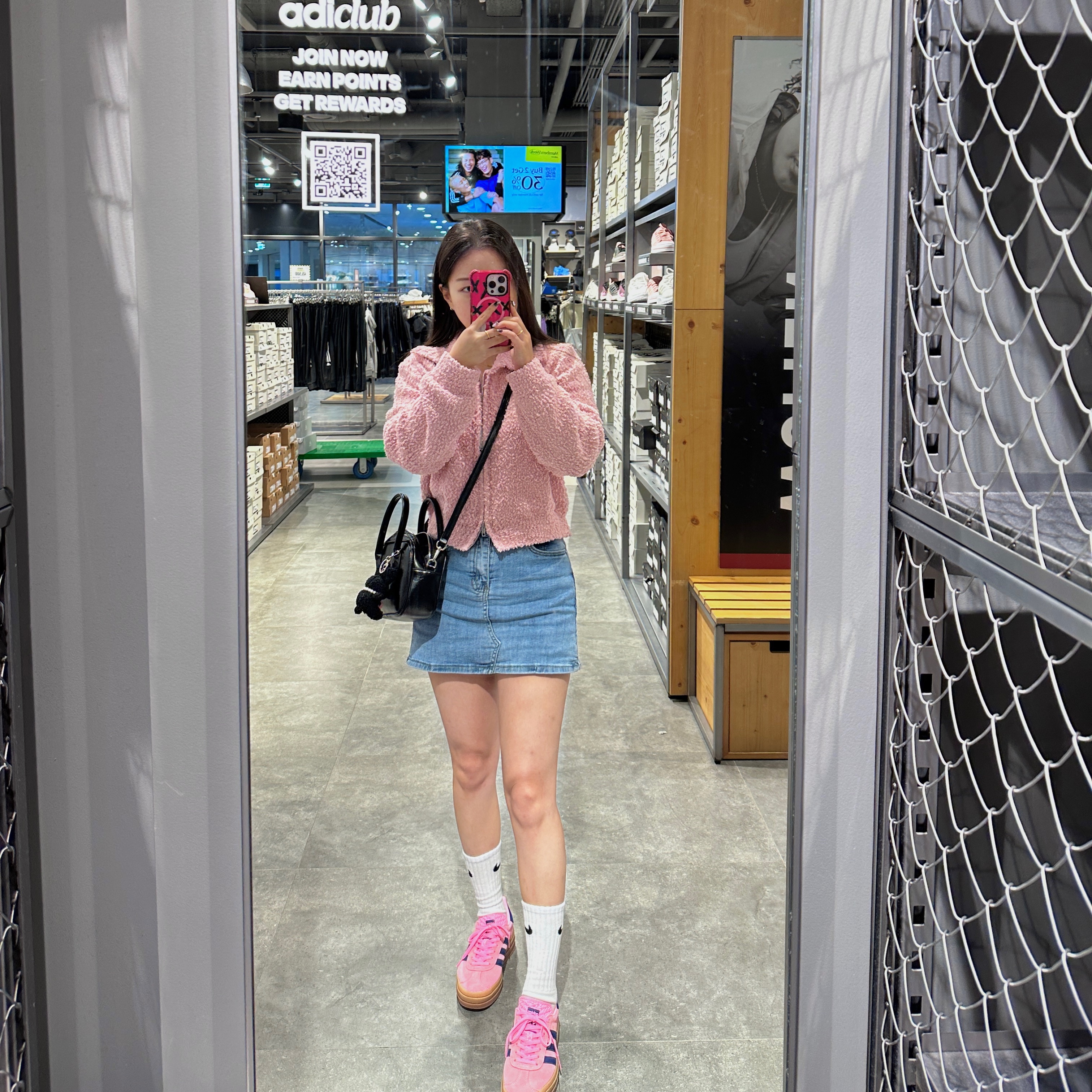 (W) Adidas Gazelle Bold Pink Glow Victory Blue, Nieeh Women Square Bag Mini Black 착용 스타일 - 1