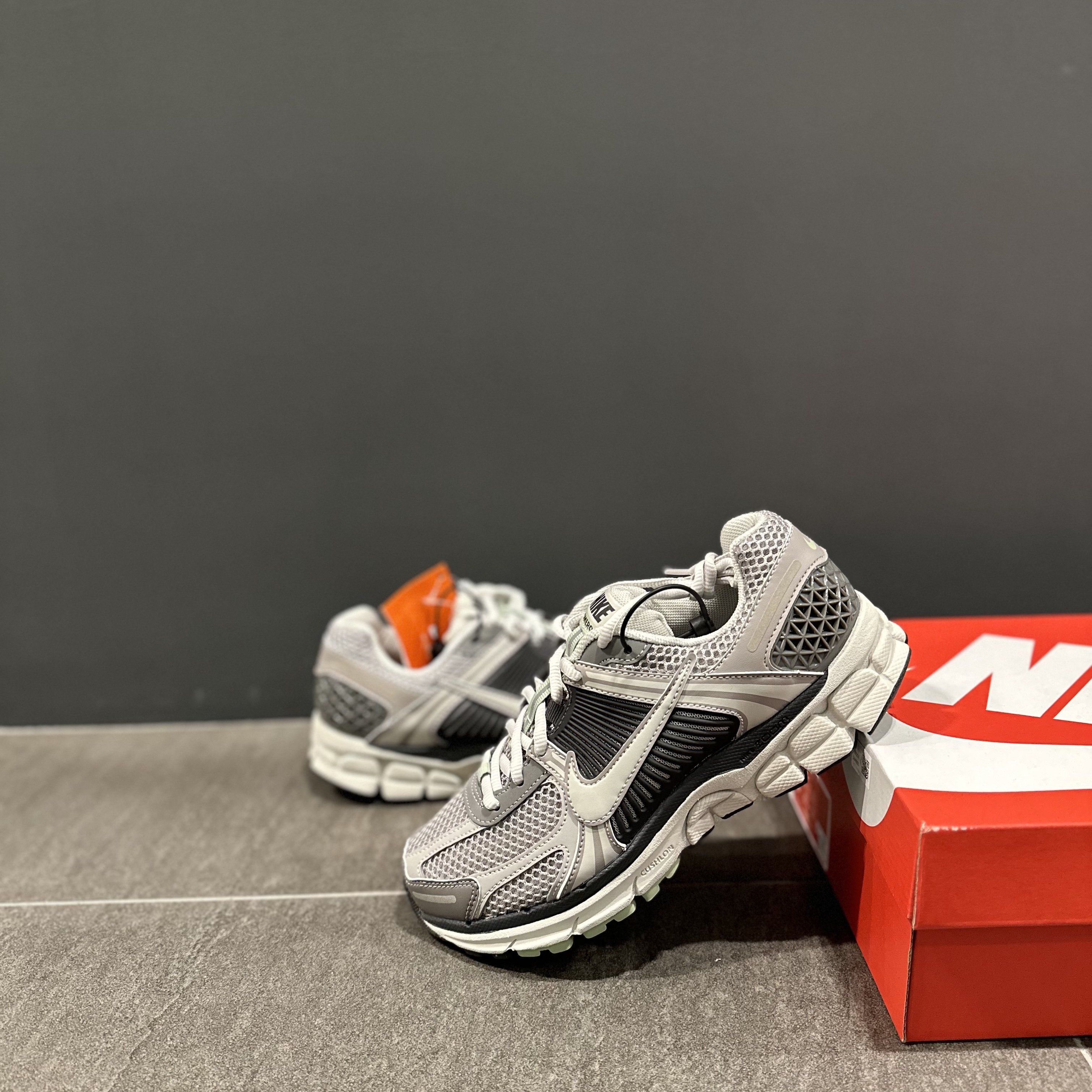 (W) Nike Zoom Vomero 5 Cobblestone and Flat Pewter, Nike V2K Run Summit White Metallic Silver 착용 스타일 - 2