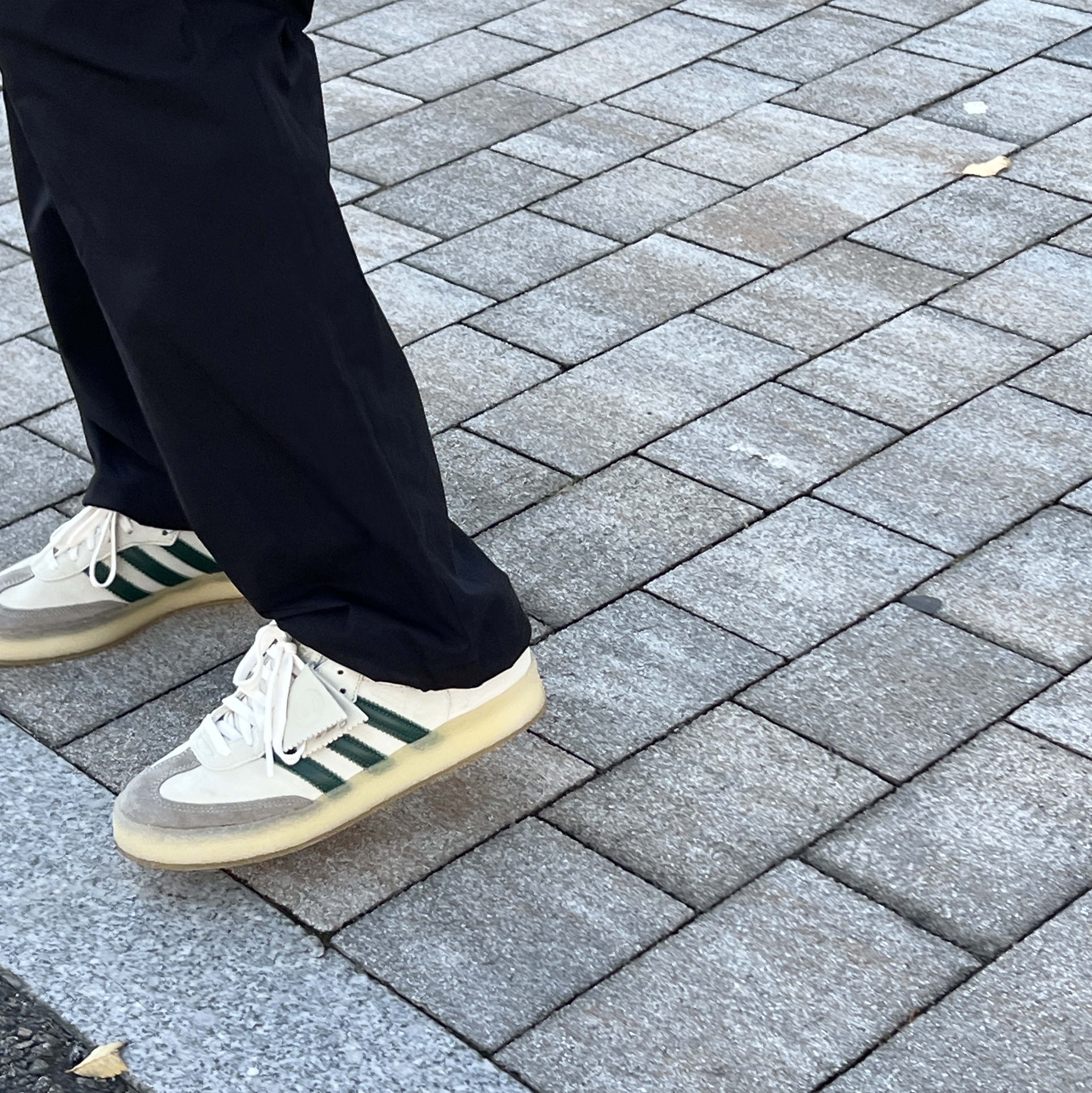 Adidas x Clarks x Ronnie Fieg 8th Street Samba Chalk White Green 착용 스타일