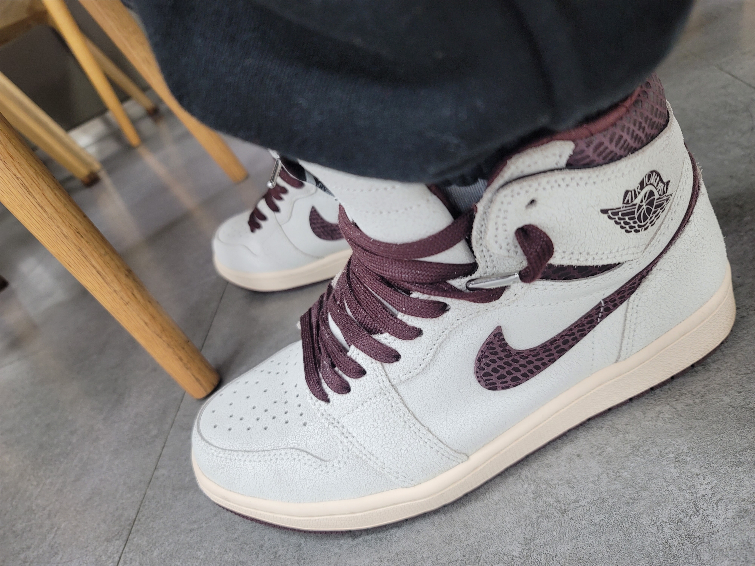 Jordan 1 x A Ma Maniere Retro High OG SP Sail and Burgundy 착용 스타일