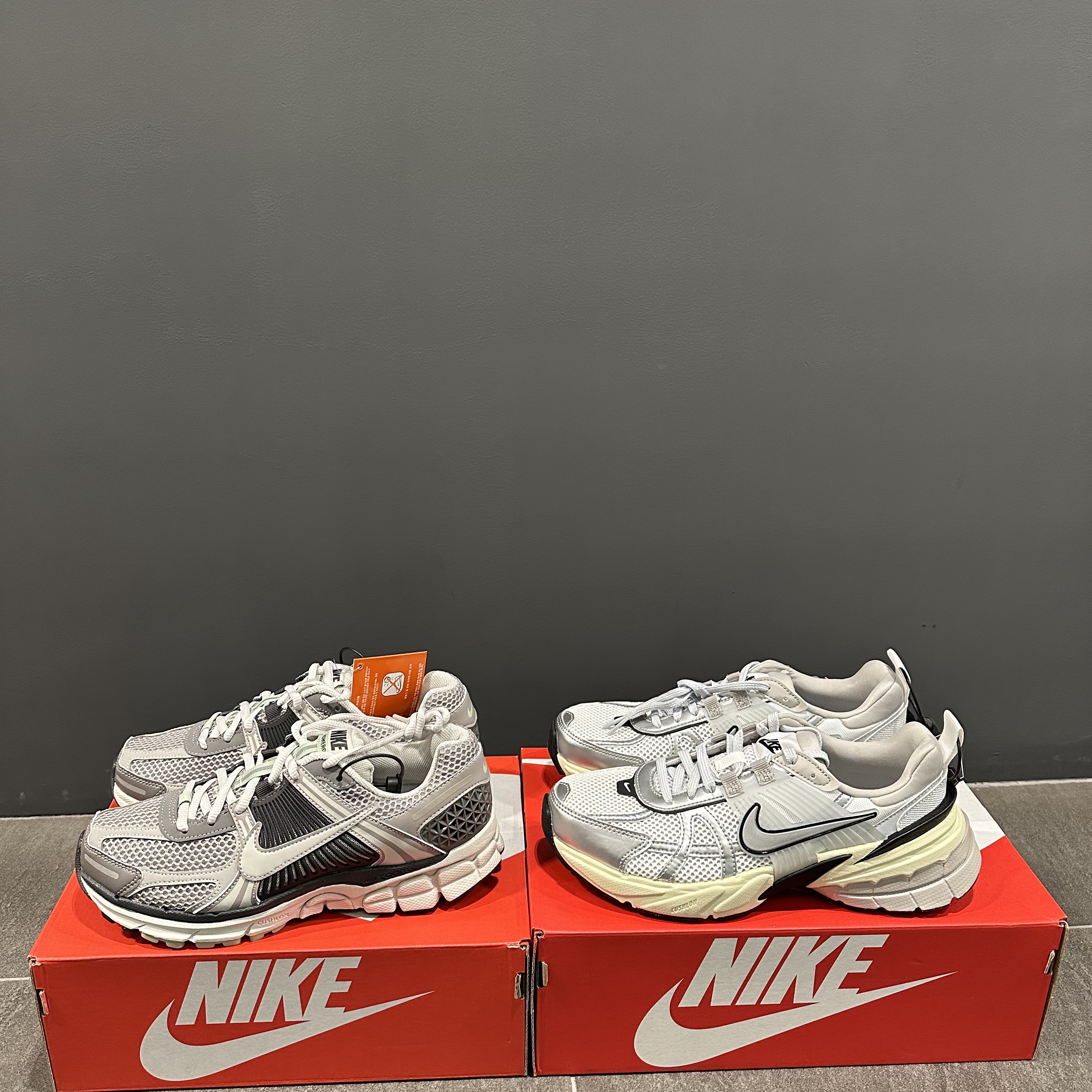 (W) Nike Zoom Vomero 5 Cobblestone and Flat Pewter, Nike V2K Run Summit White Metallic Silver 착용 스타일 - 1