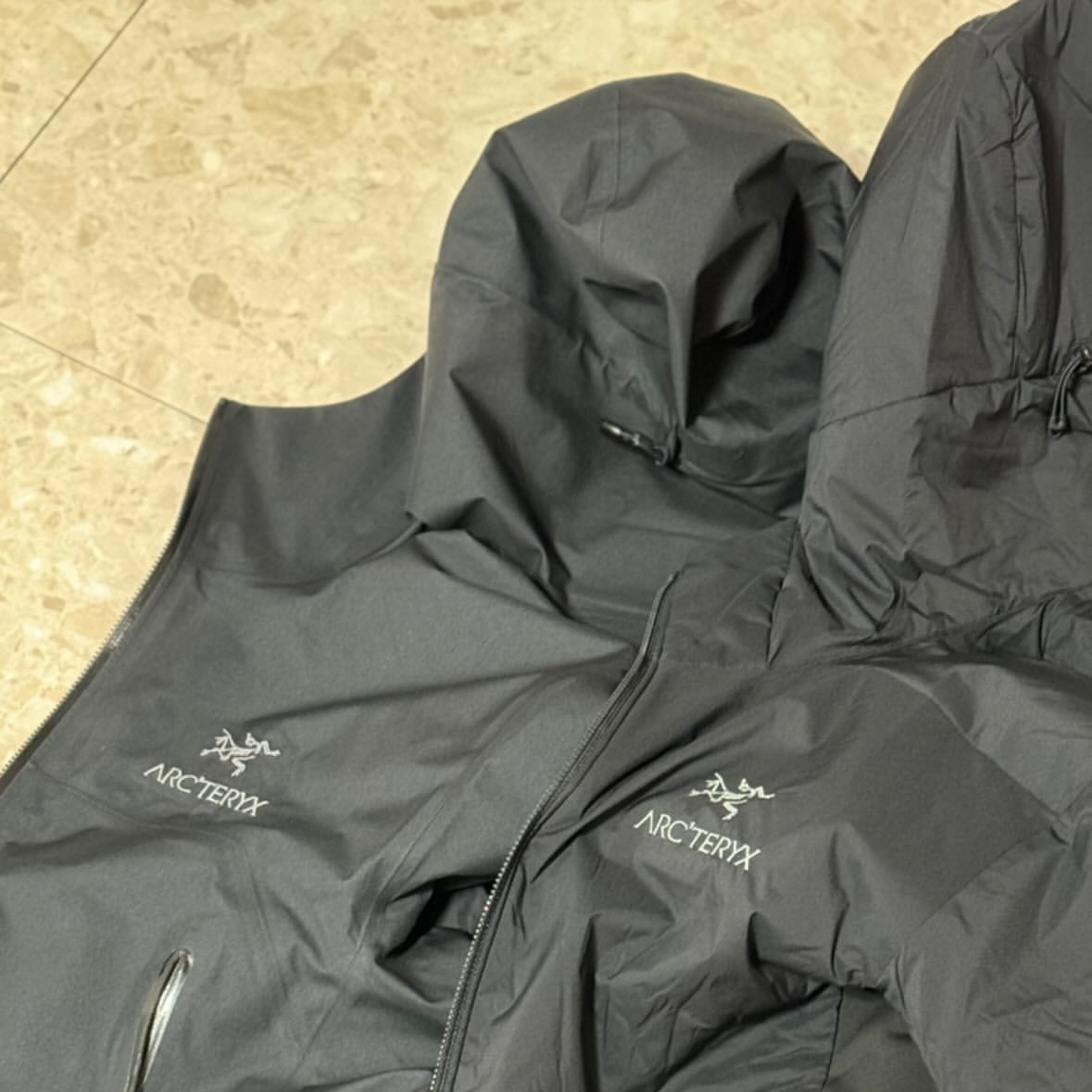 Arc'teryx Atom Hoody Black, Arc'teryx Beta Jacket Black 착용 스타일
