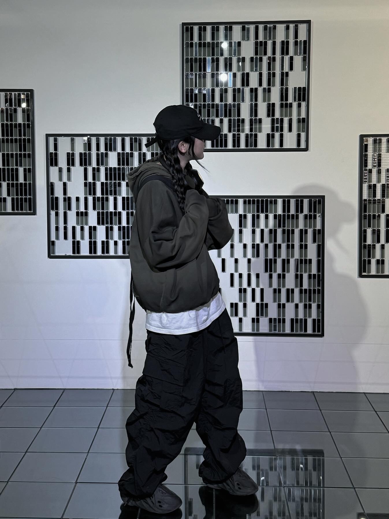 Adidas Yeezy Foam RNNR Onyx 착용 스타일 - 1
