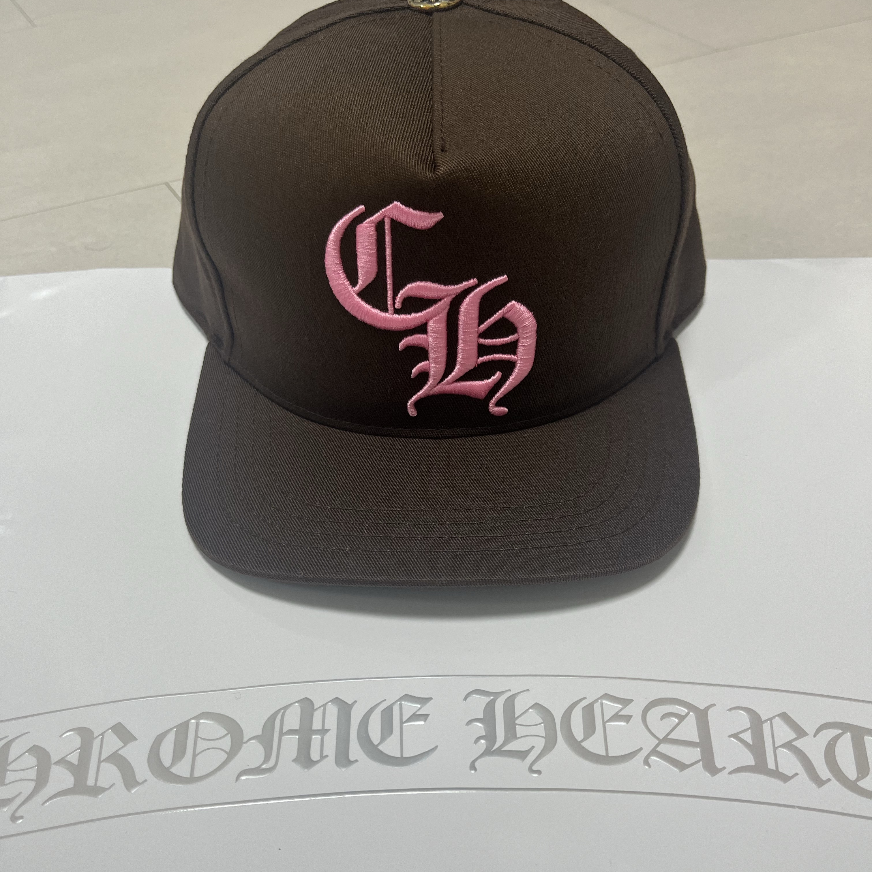 Chrome Hearts CH Baseball Hat Brown Pink 착용 스타일 - 1