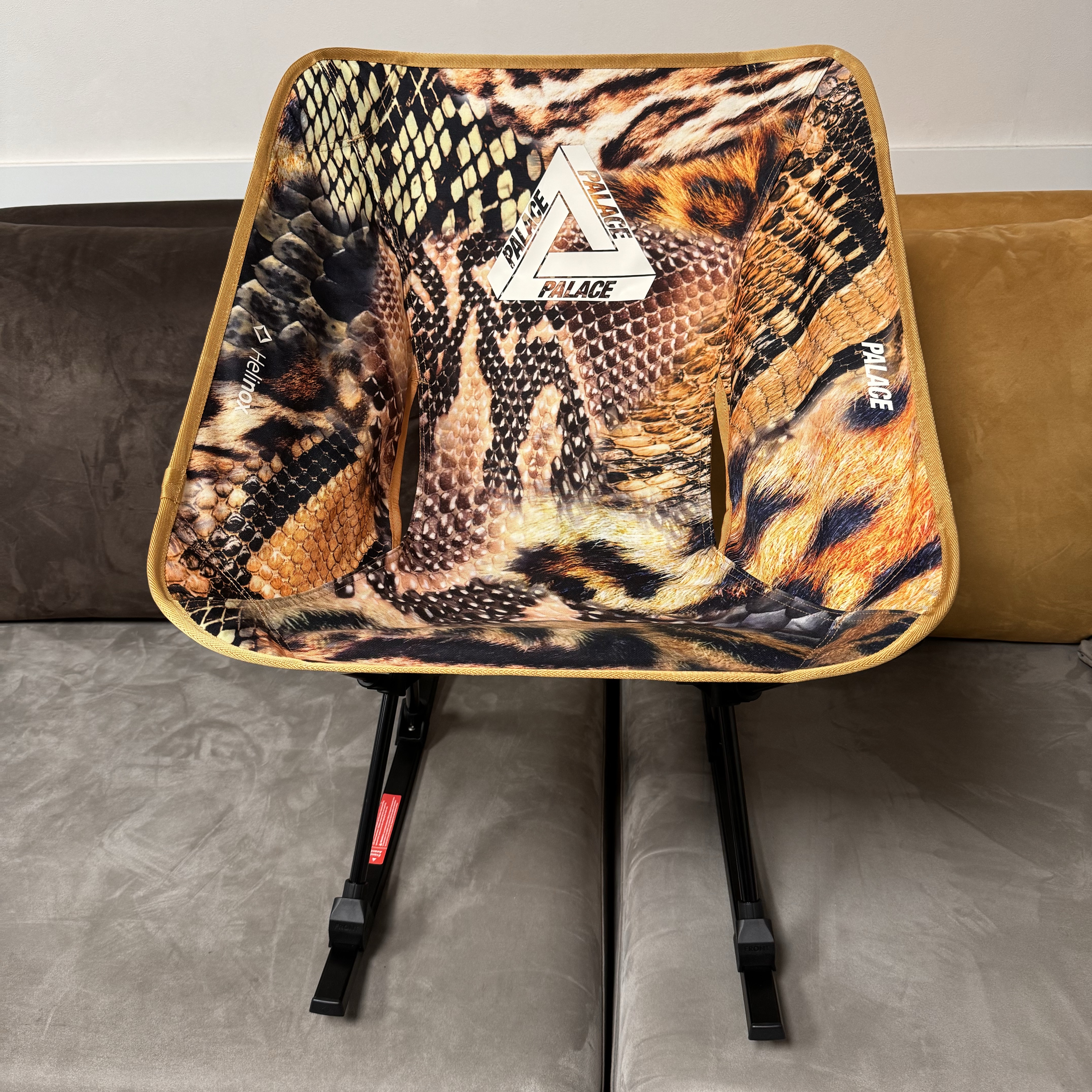 Helinox x Palace Animal Tactical Chair One Yellow - 23FW 착용 스타일 - 5