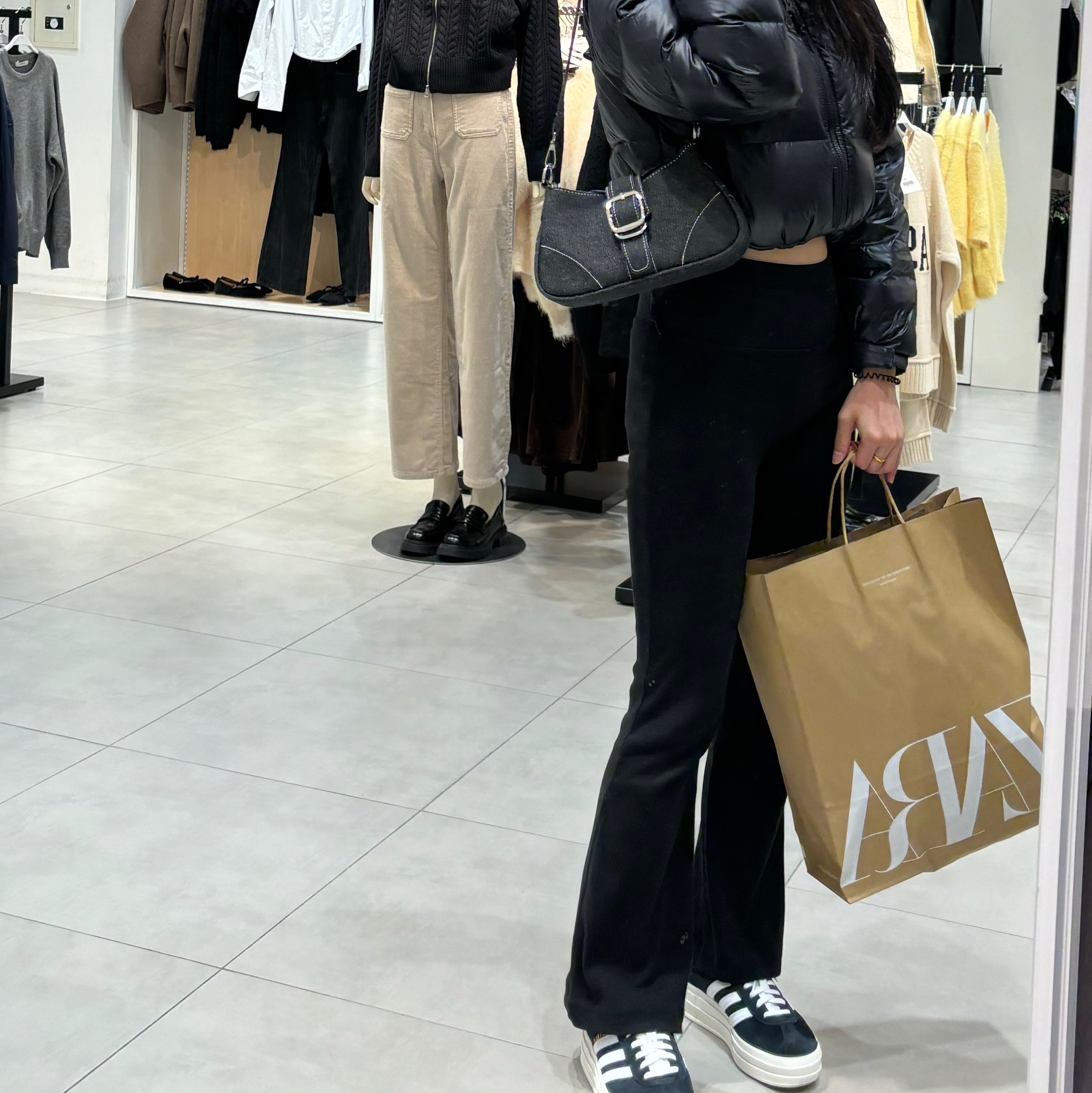 (W) The North Face Nuptse Short Jacket Black, (W) Adidas Gazelle Bold Core Black Cloud White 착용 스타일 - 2