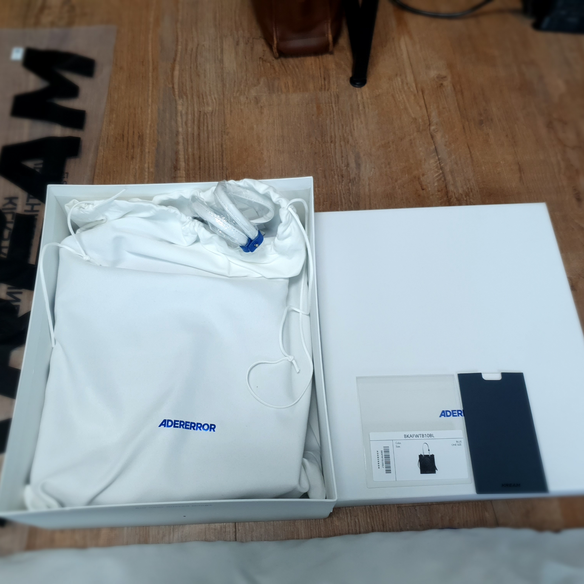 Ader Error Shopper Bag Blue 착용 스타일 - 1