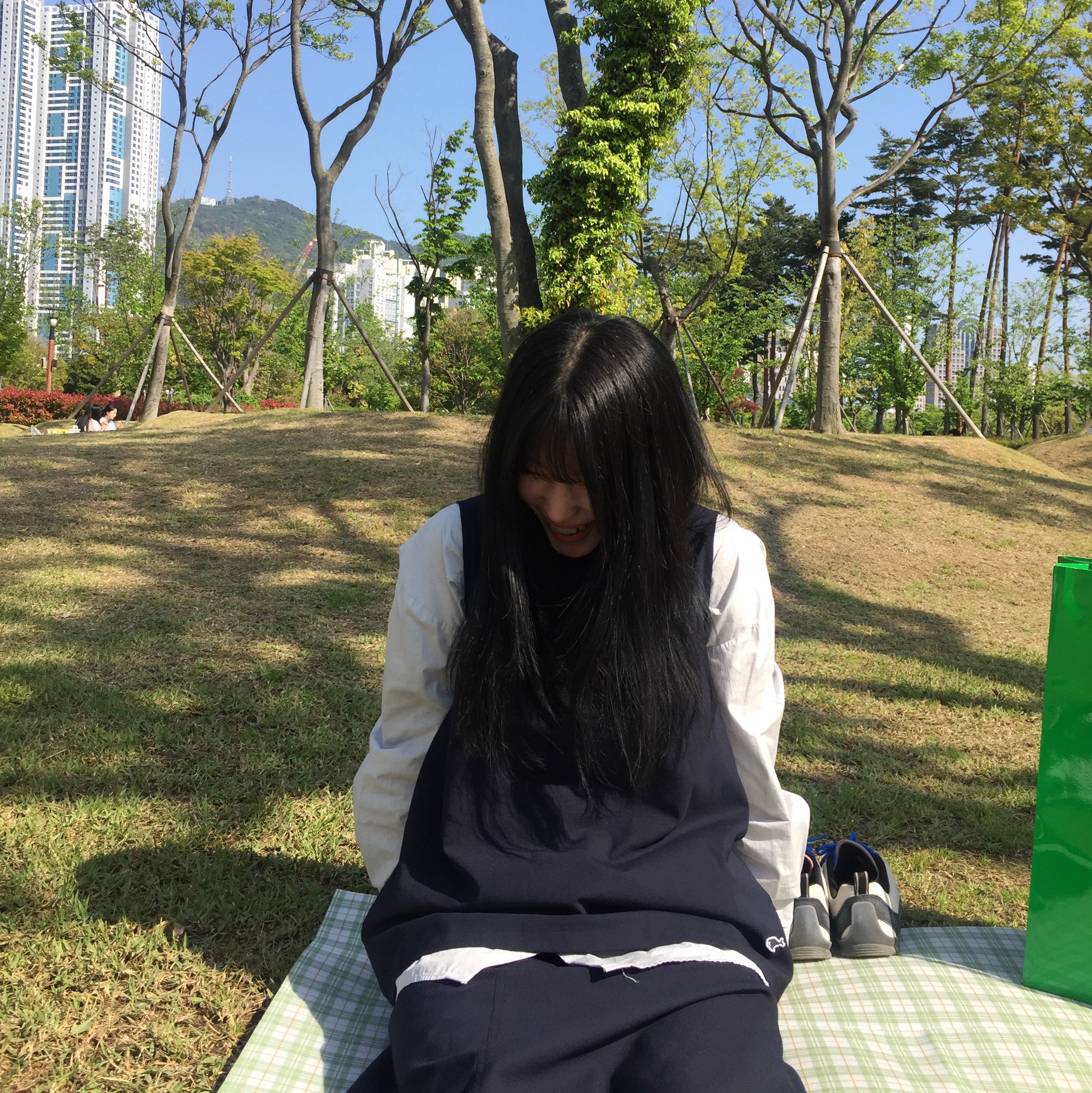 (W) Keen Jasper Suede Sneakers Birch Fawn, COS Quilted Micro Bag Black 착용 스타일