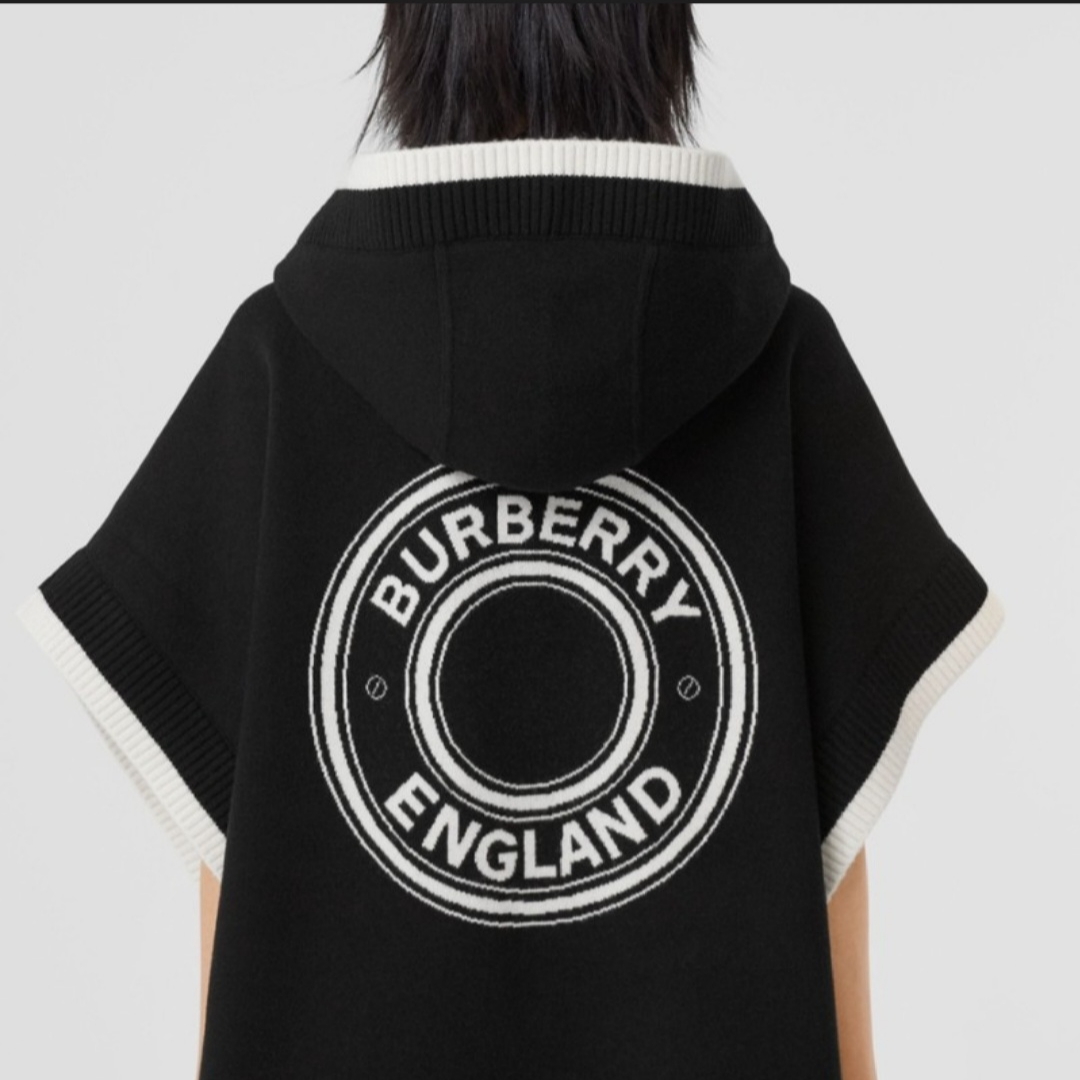 (W) Burberry Logo Graphic Wool Cashmere Jacquard Hooded Cape Black 착용 스타일 - 1