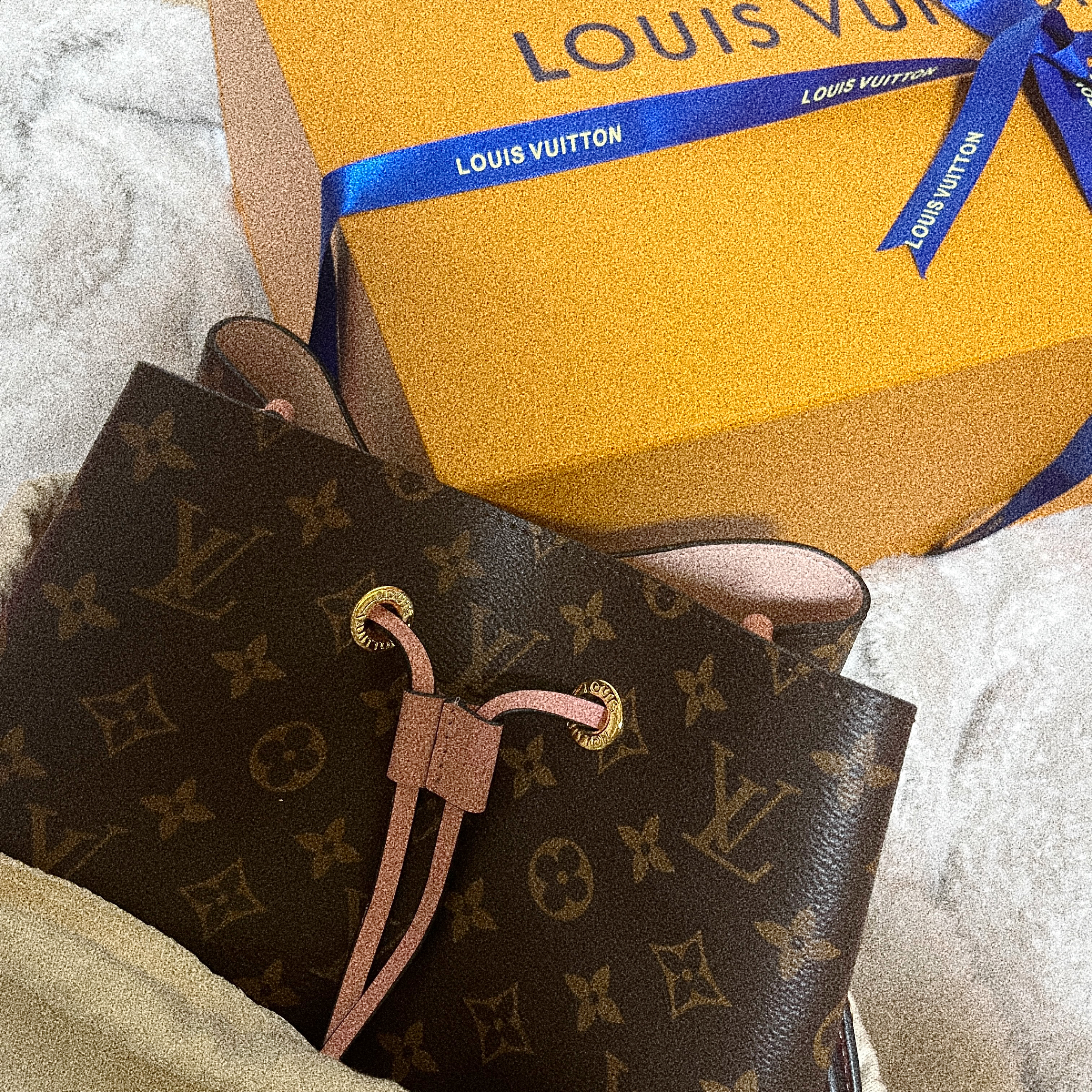 Louis Vuitton Neonoe MM Monogram Rose Powder 착용 스타일