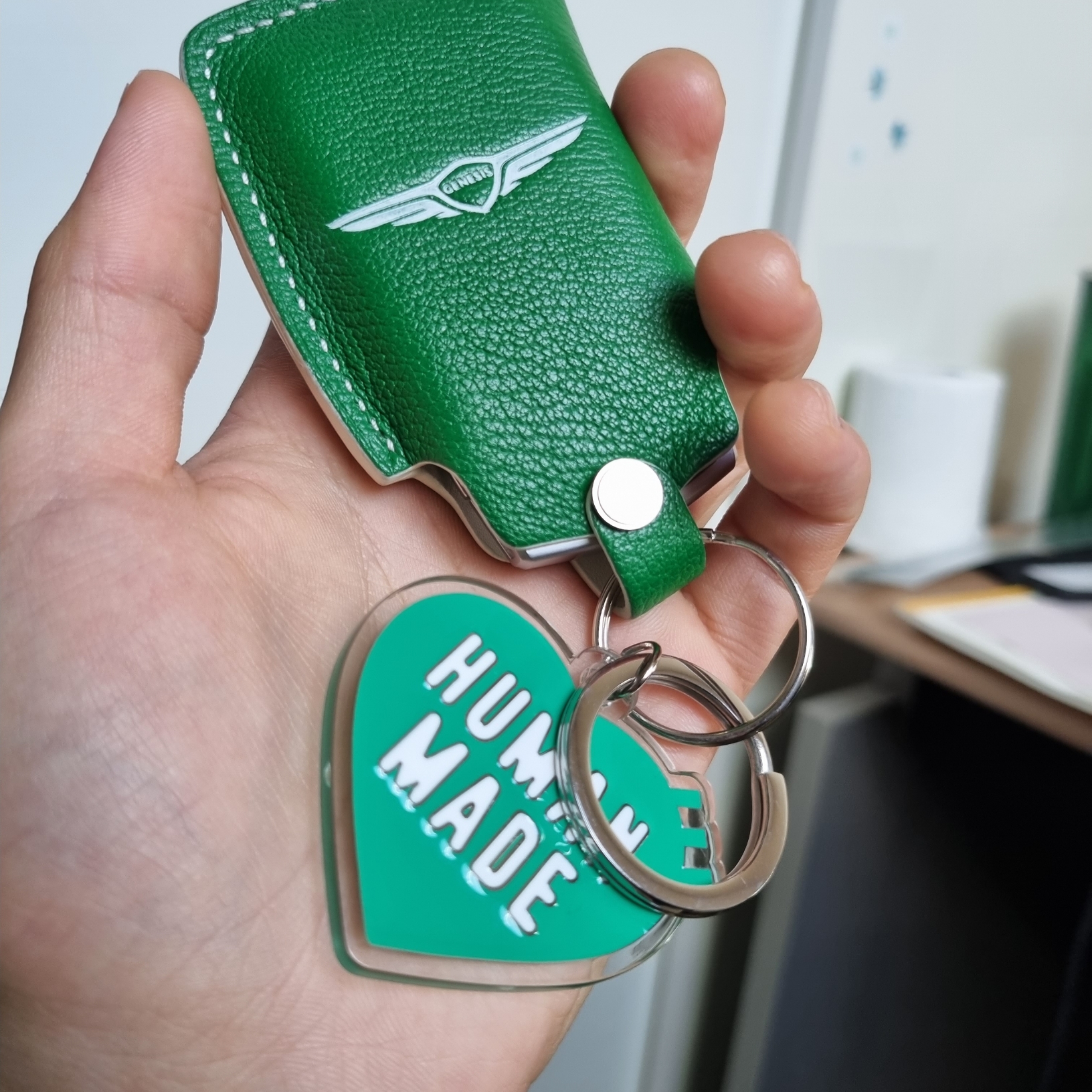 Human Made Acrylic Heart Keyring Green 착용 스타일