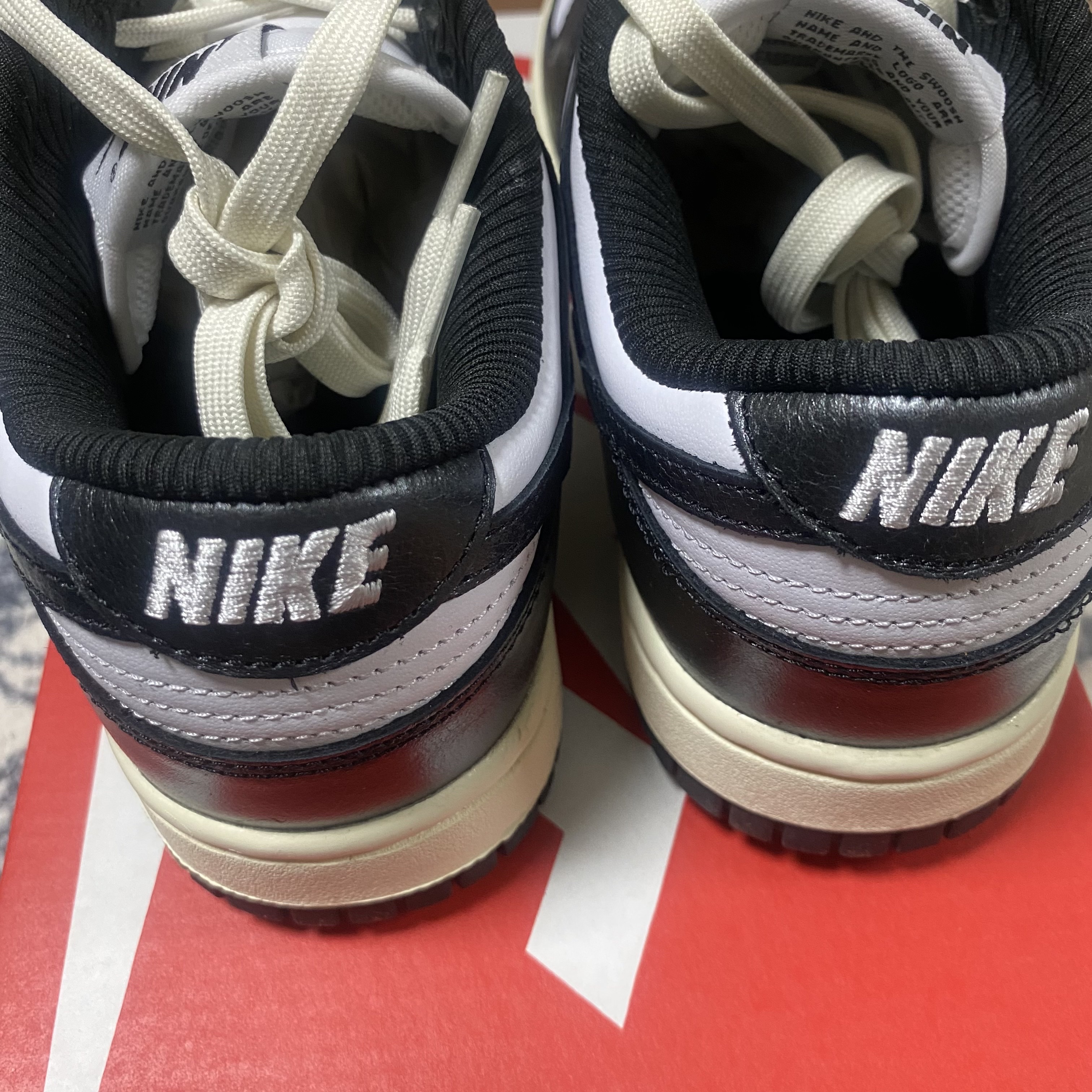 (W) Nike Dunk Low Vintage Black and White 착용 스타일 - 3