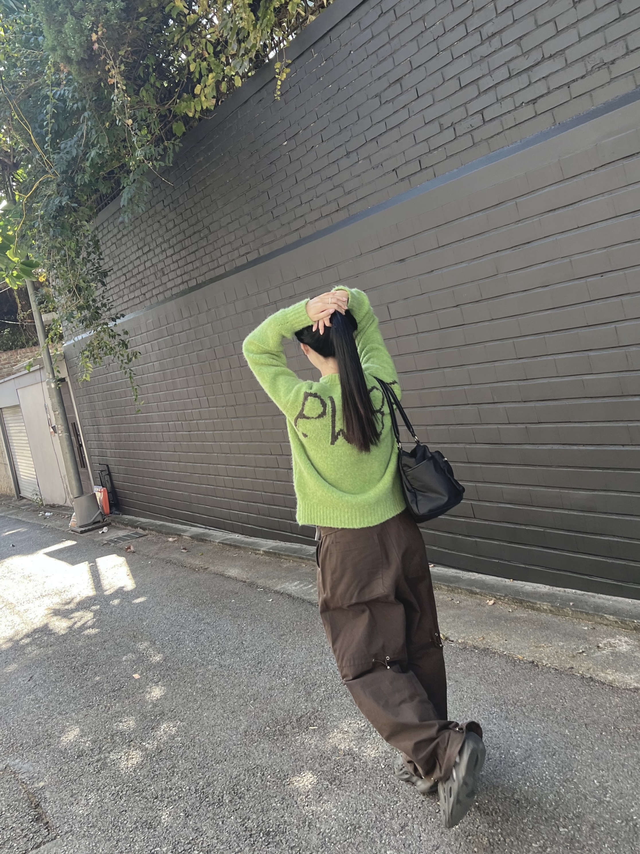 (W) Paloma Wool Soft Knitted Ben Trobat PW 89 Sweater Kiwi, Adidas Yeezy Foam RNNR Onyx 착용 스타일 - 2