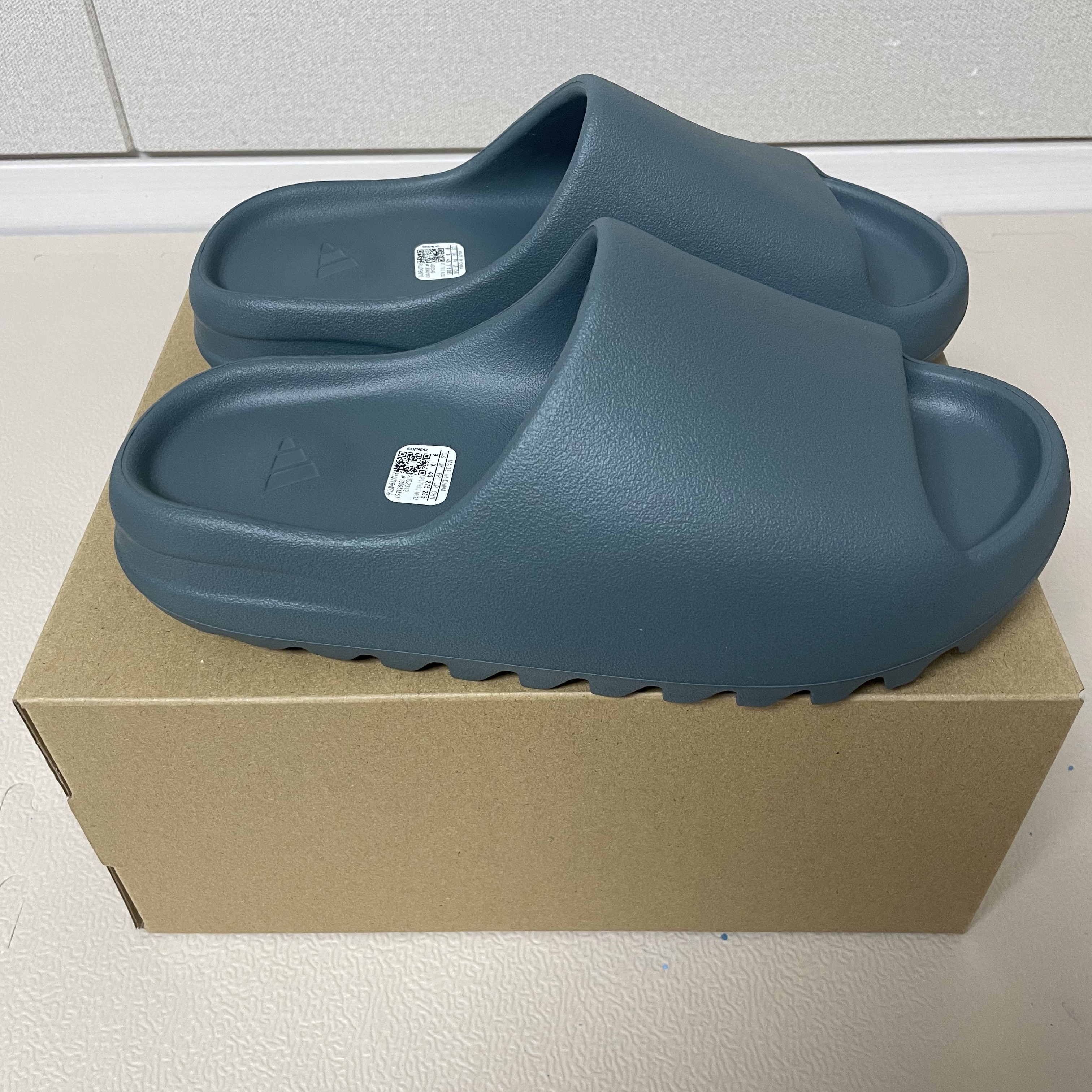 Adidas Yeezy Slide Slate Marine 착용 스타일
