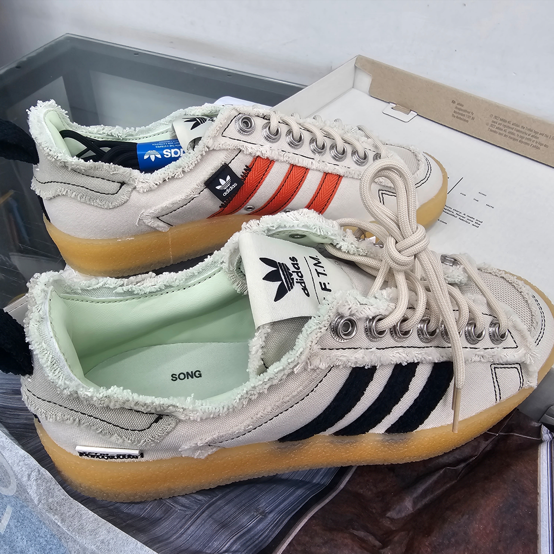 Adidas x Song for the Mute Campus 80s Bliss Core Black 착용 스타일 - 1