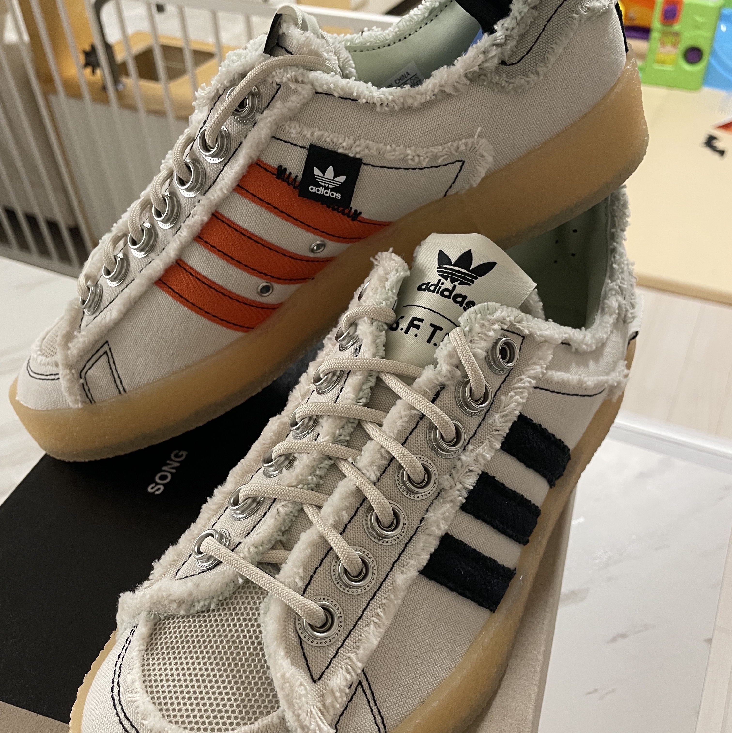 Adidas x Song for the Mute Campus 80s Bliss Core Black 착용 스타일 - 4