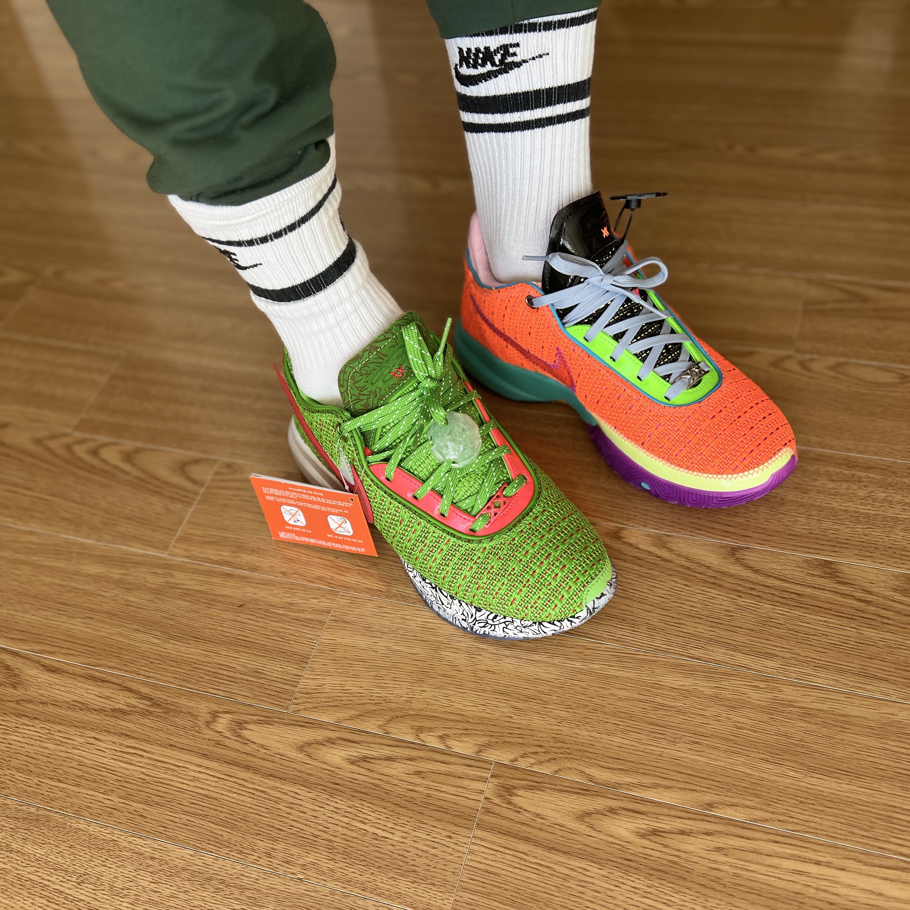 Nike LeBron XX EP Total Orange Vivid Purple, Nike LeBron XX Christmas EP Green Apple University Red 착용 스타일