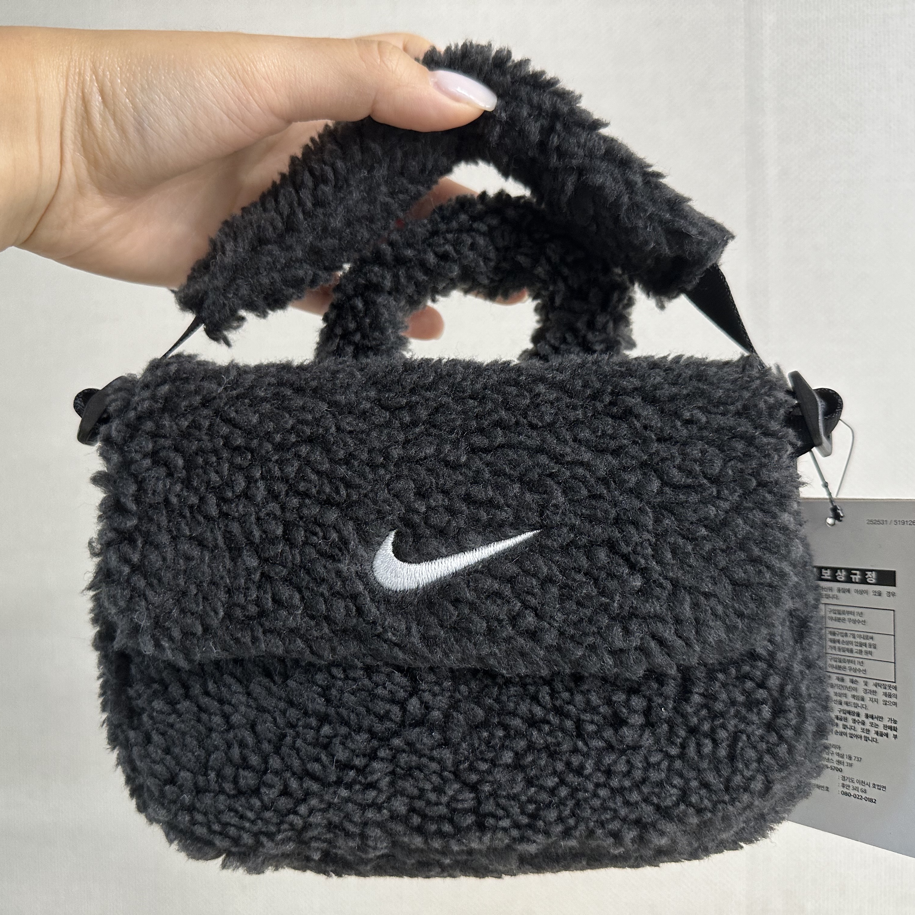 (Kids) Nike NSW Faux Fur Crossbody Bag Black 착용 스타일 - 2